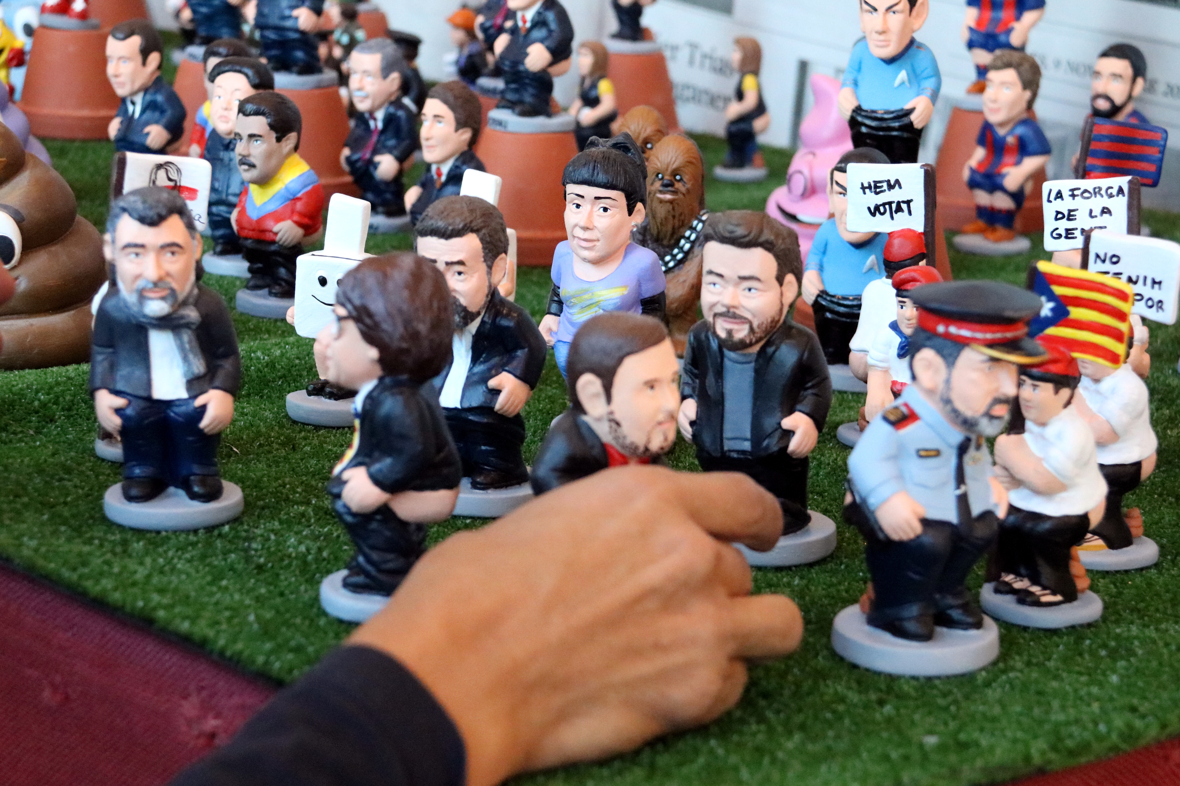 Jordi Cuixart and Jordi Sànchez, Gabriel Rufián, Anna Gabriel, Carles Puigdemont and Oriol Junqueras as 'caganer' Christmas figurines on November 6 2017 (by ACN)