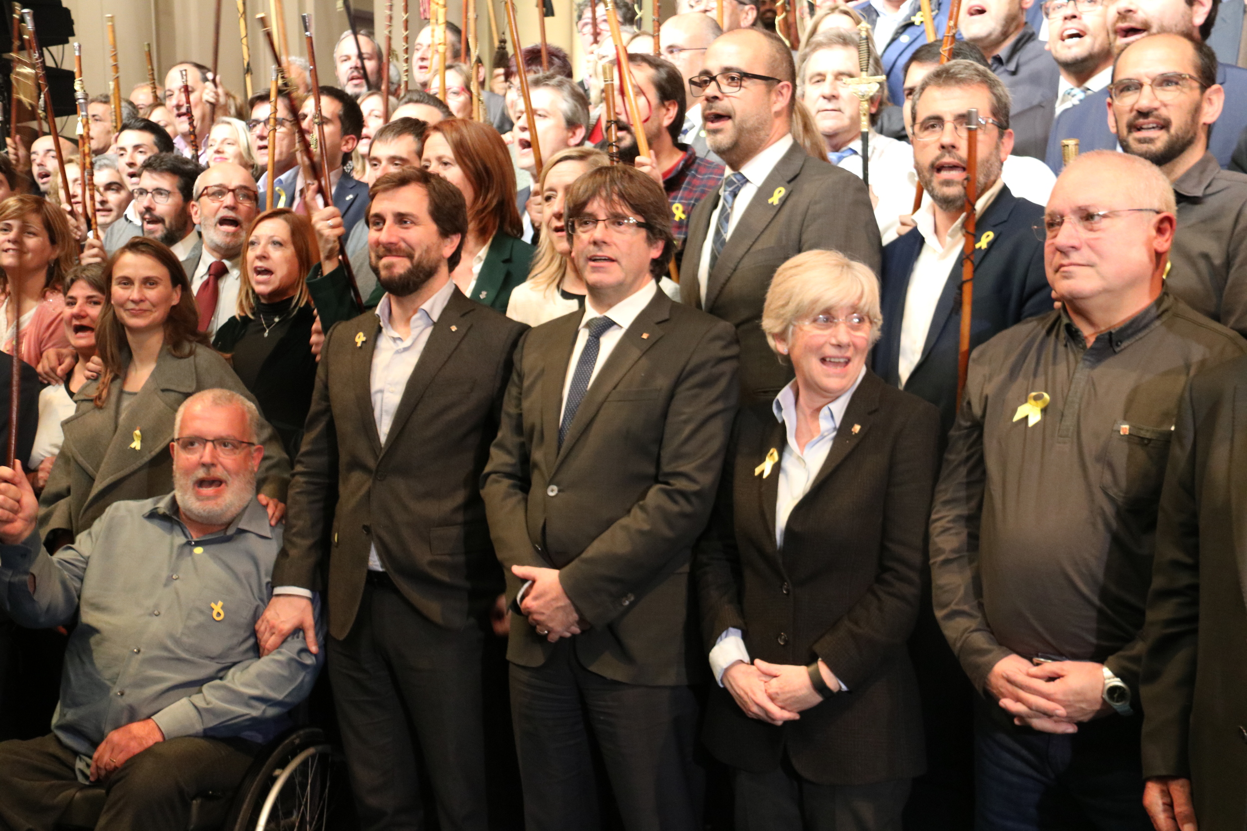 President Puigdemont and the deposed ministers during an event in Brussels with around 200 Catalan mayors