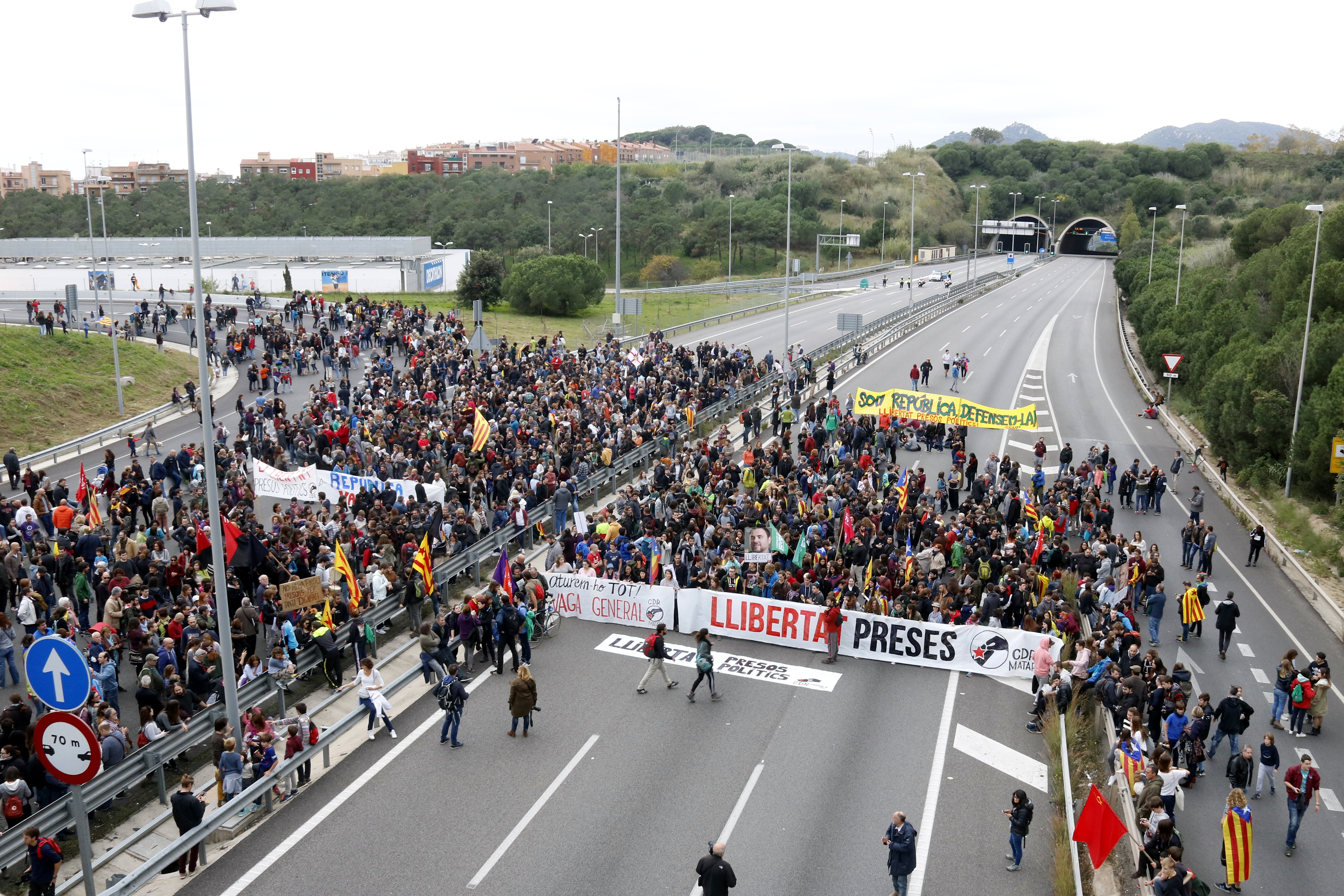 C-32 in Mataró blocked by protesters (by Jordi Pujolar)