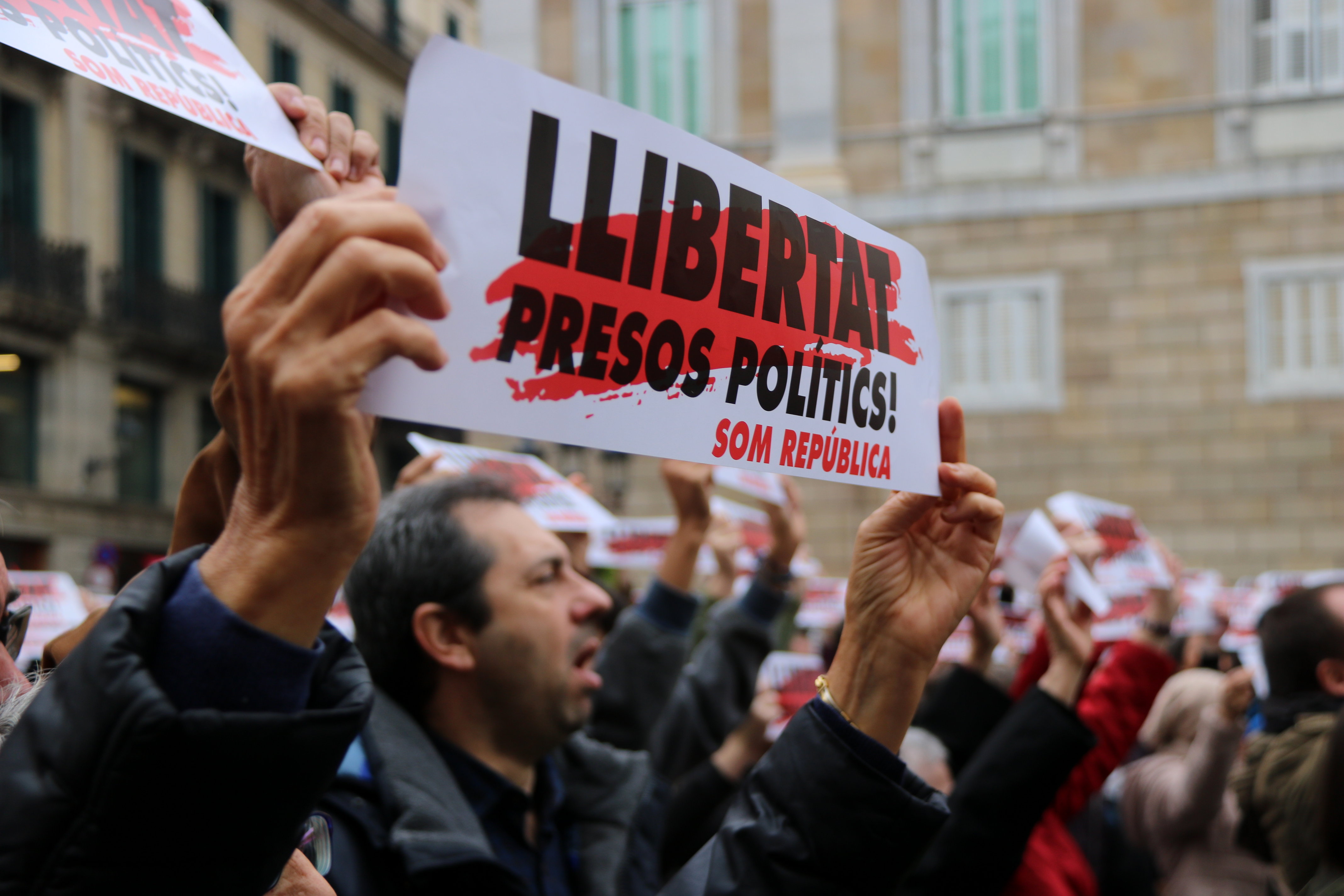 Protesters holding “Freedom political prisoners” signs in Sant Jaume square in Barcelona (by Andrea Zamorano)
