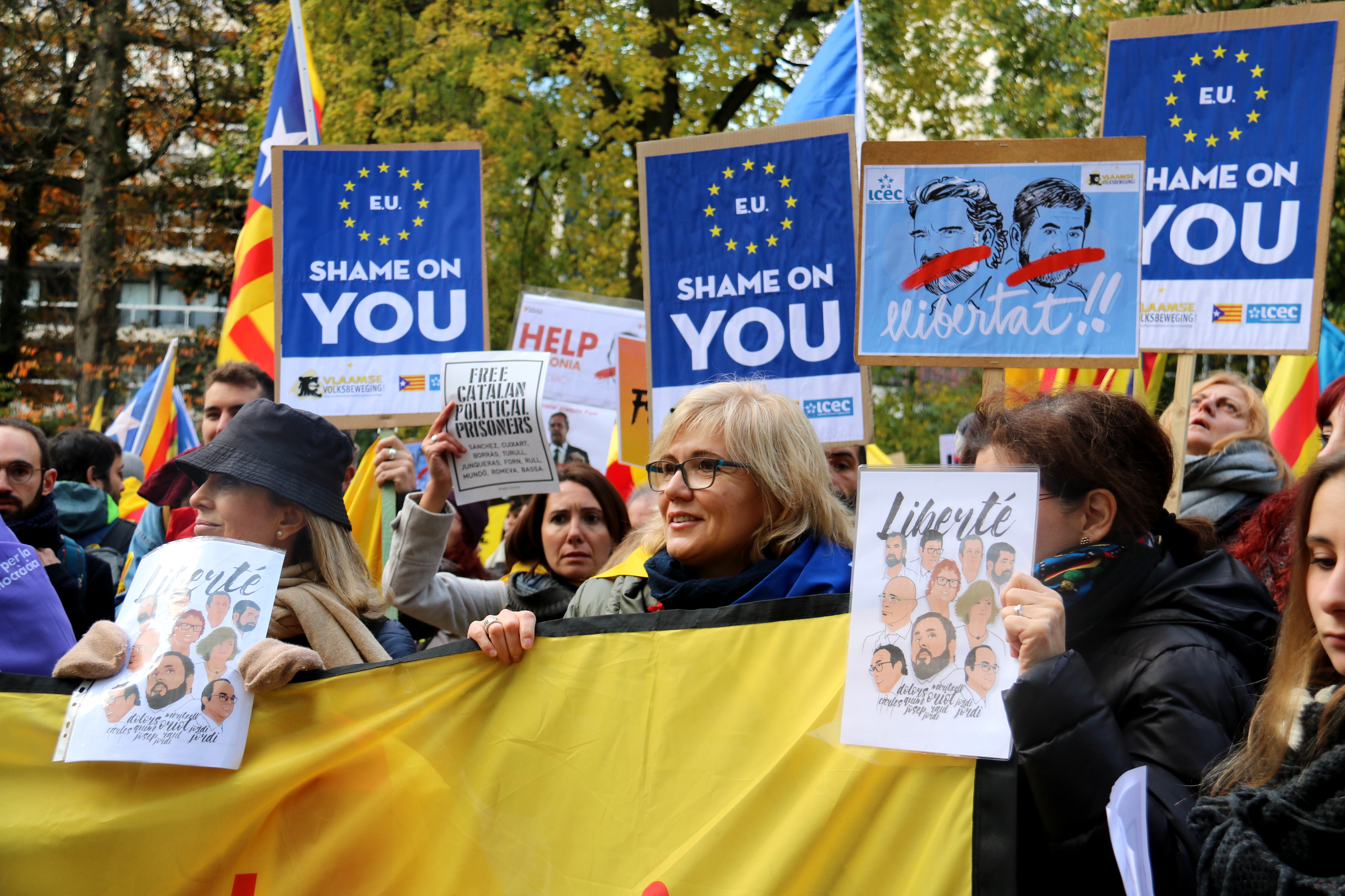 Demonstrators took to the streets in Brussels to demand the release of imprisoned Catalan leaders on November 12 (by Laura Pous)