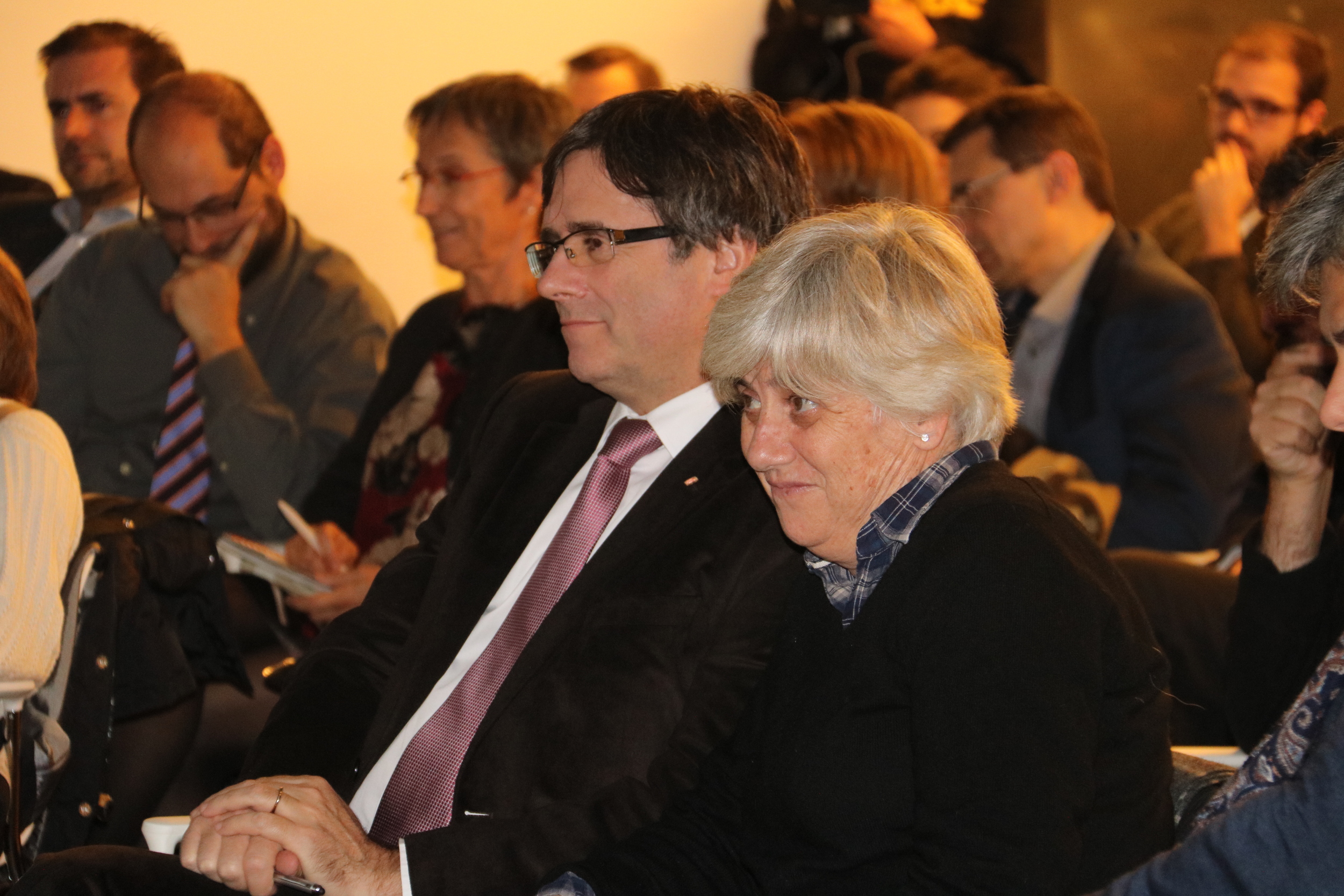 Deposed Catalan president Carles Puigdemont (left) and dismissed minister Clara Ponsatí in Brussels (by Alba Barrionuevo)