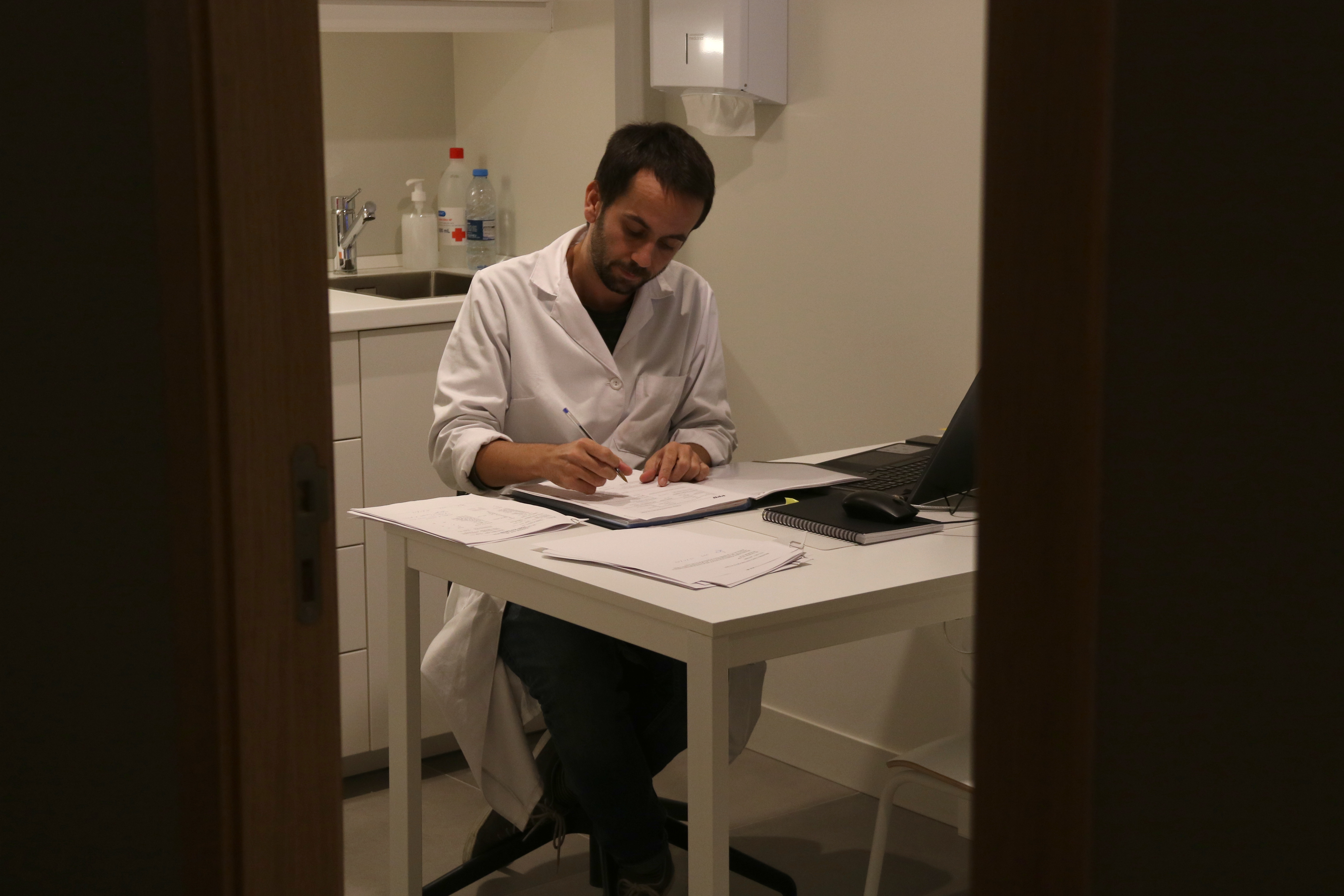 A doctor working at one of the consulting rooms at the new PrEP Point opened on November 15 in Barcelona (by Elisenda Rosanas)