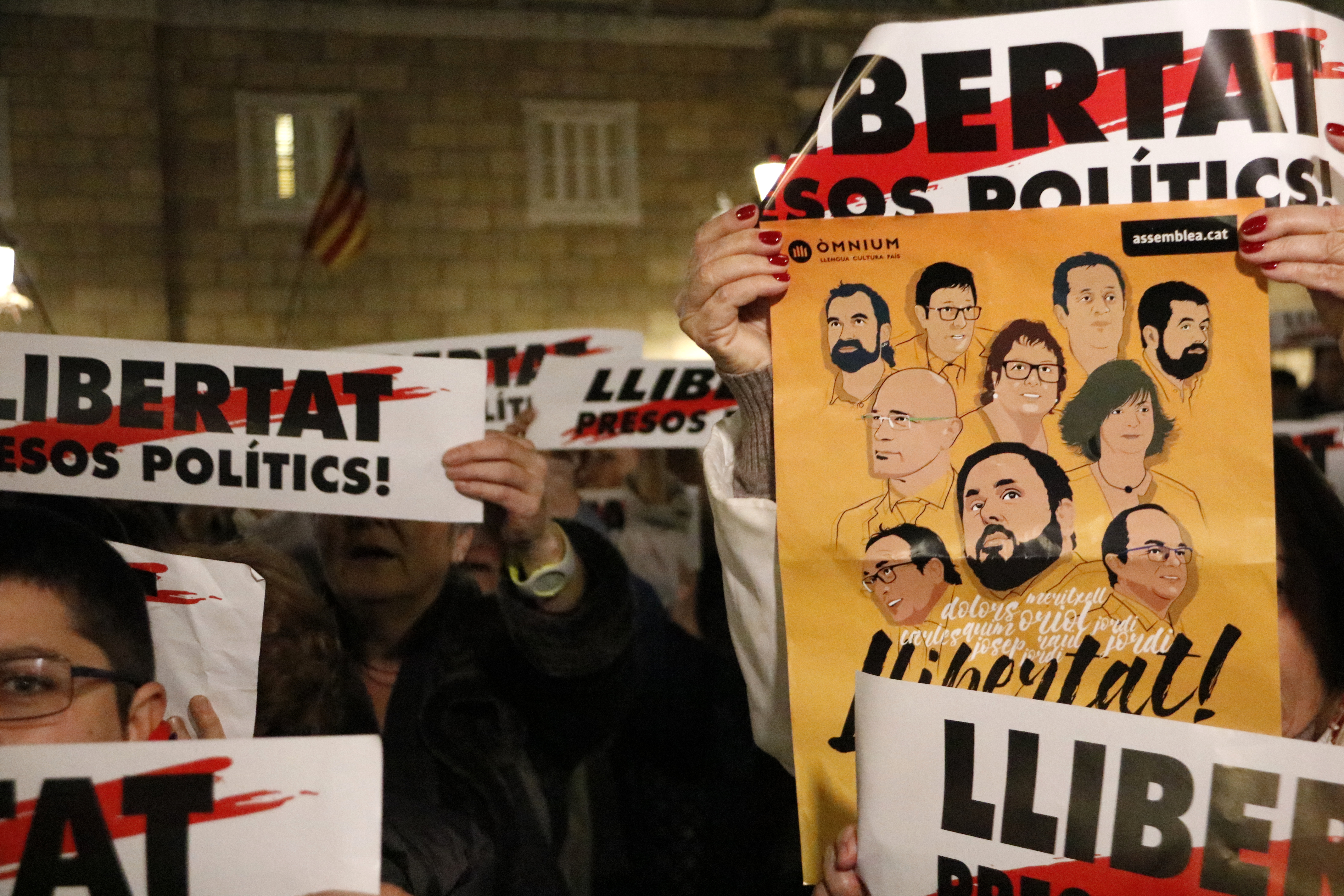 Demonstrators carrying a sign demanding the release of imprisoned Catalan leaders (by Rafa Garrido)