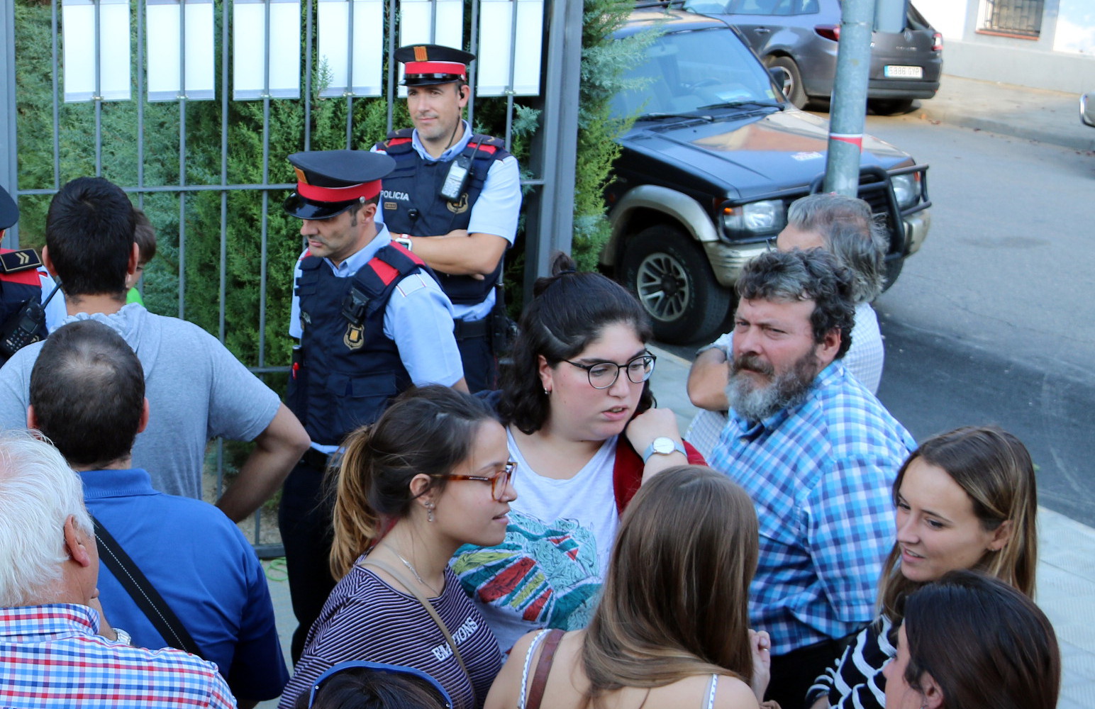 Manel Riu, the bearded man on the right in the chequered shirt, with fellow residents defending a polling station in town of Tremp on Oct 1(by ACN)