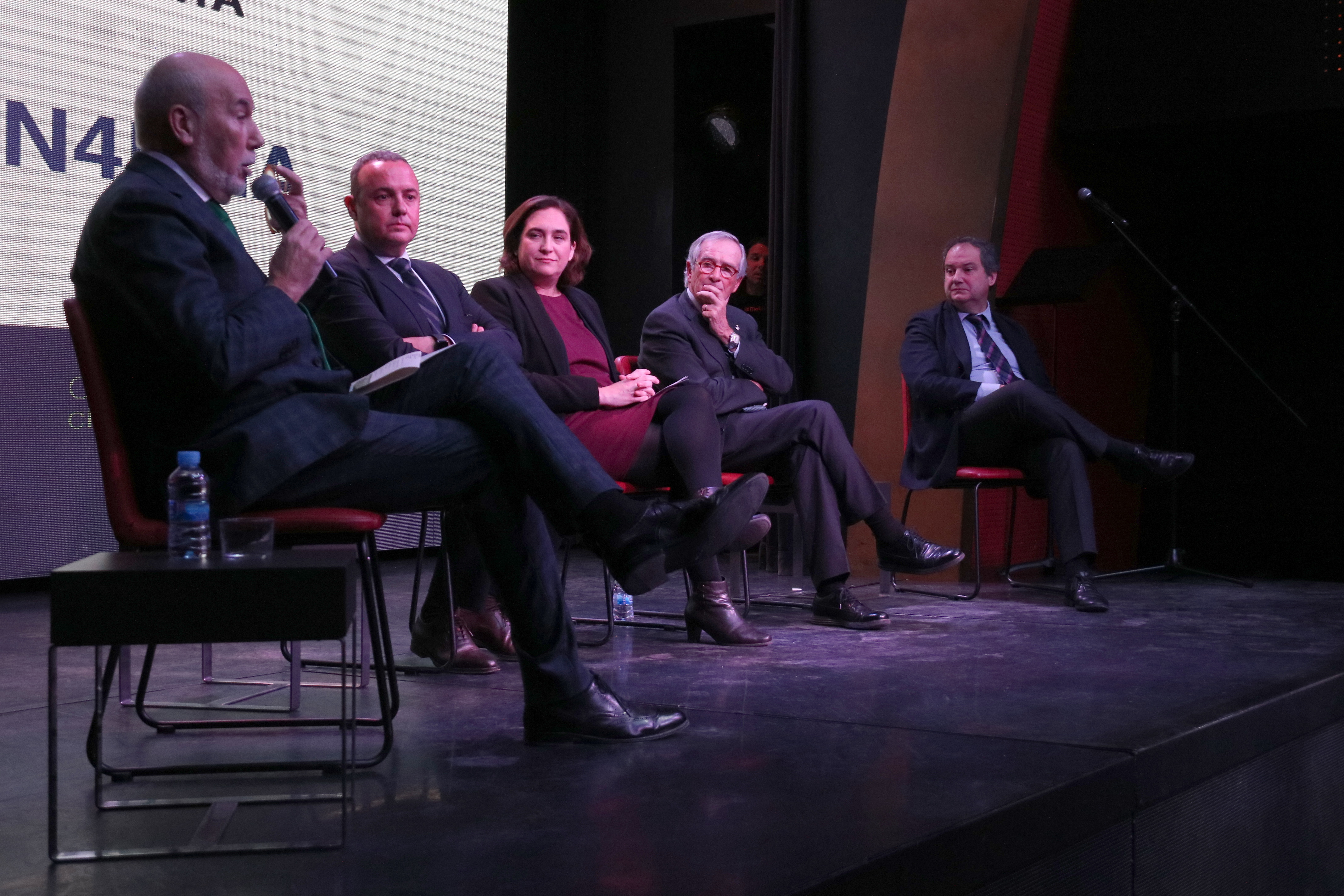 Ada Colau (centre) at meeting to defend Barcelona candidacy to host EMA headquarters (by ACN)