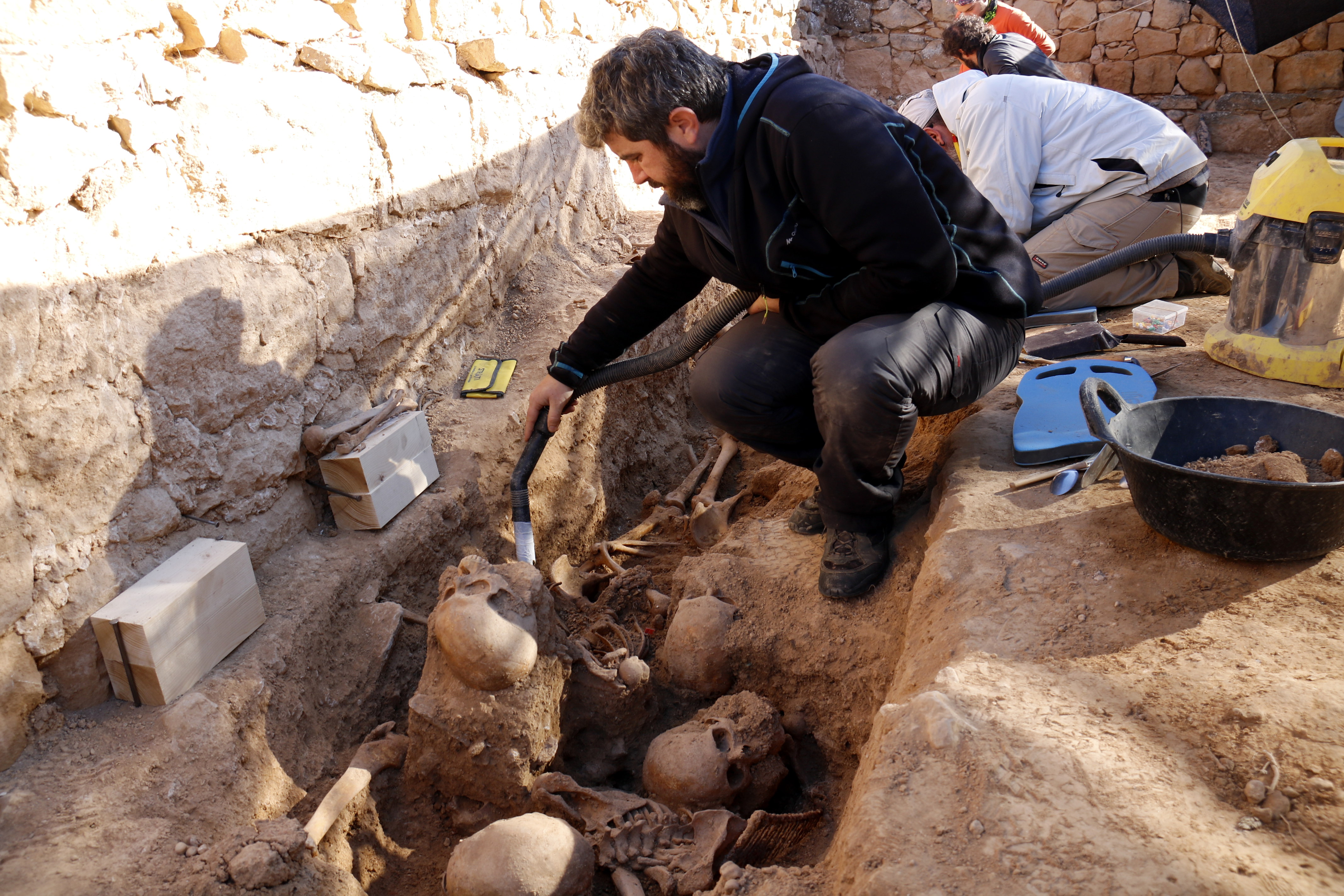 Archaelogists uncovering a mass grave left over from the Spanish Civil War (by ACN)