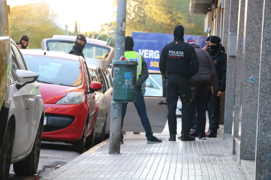 Catalan police with one of the detainees in the Catalan town of Sant Pere de Ribes (by Alex Recolons)