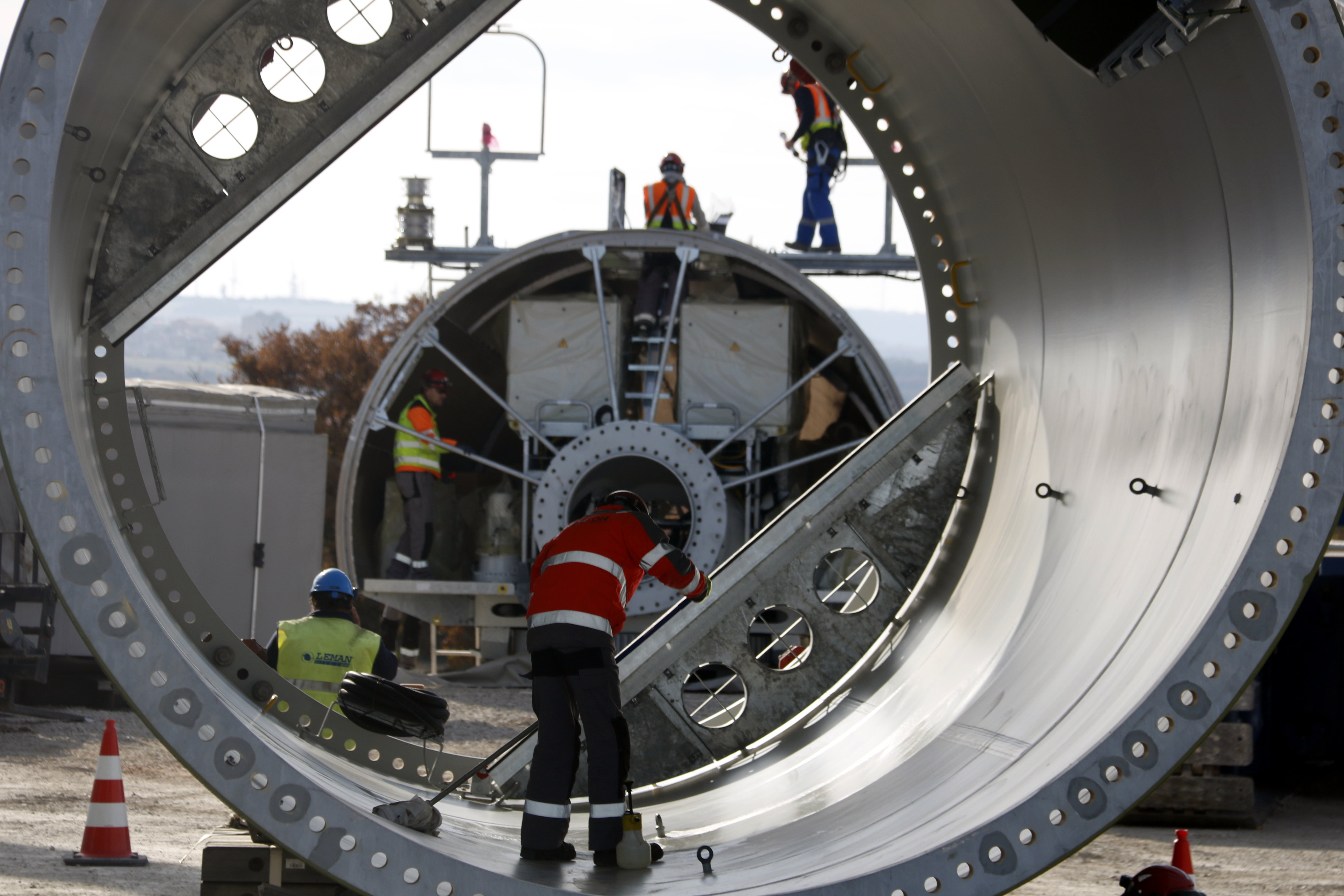 People working on the wind turbine (by ACN)