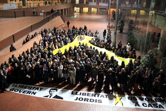 A giant yellow ribbon was unveiled on November 28 in Barcelona to support the jailed Catalan leaders