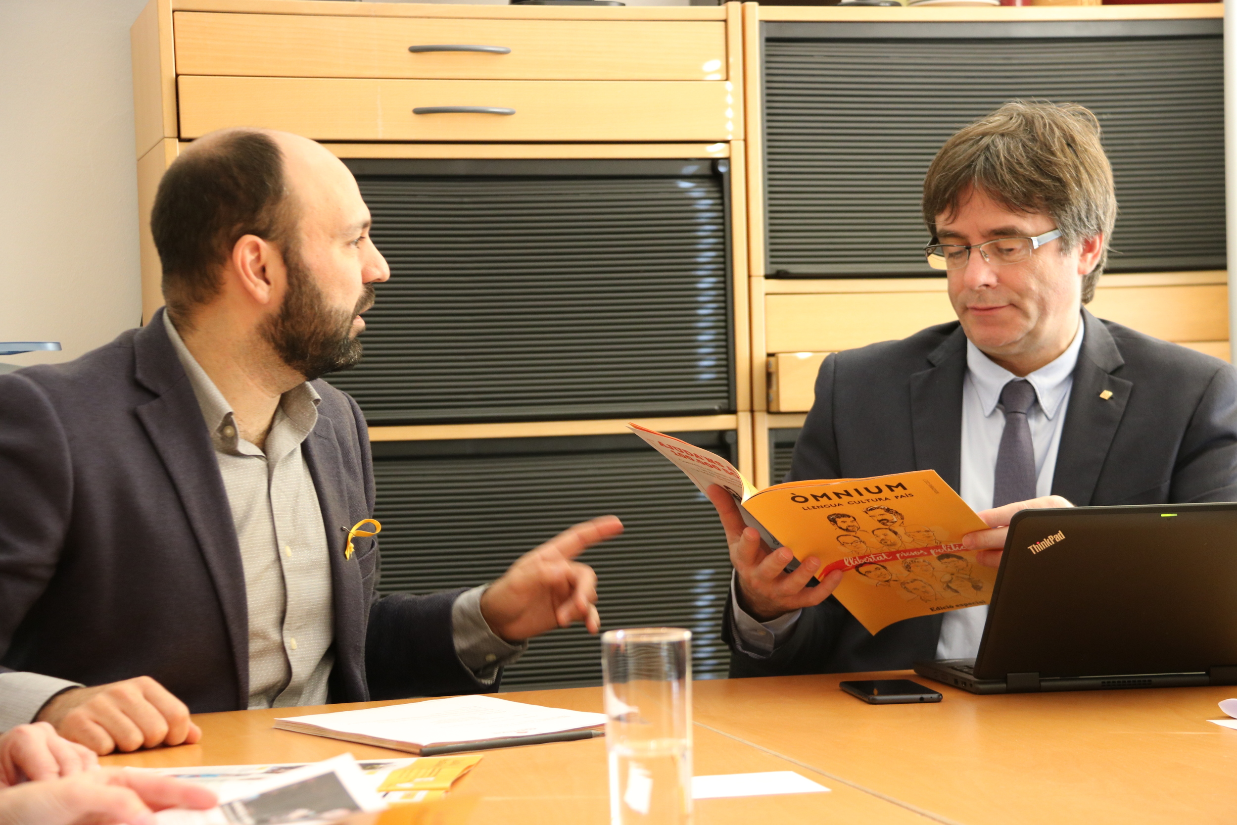 The spokesperson of Òmnium Cultural, Marcel Mauri, and president Carles Puigdemont at a meeting in Brussels (by Blanca Blay)