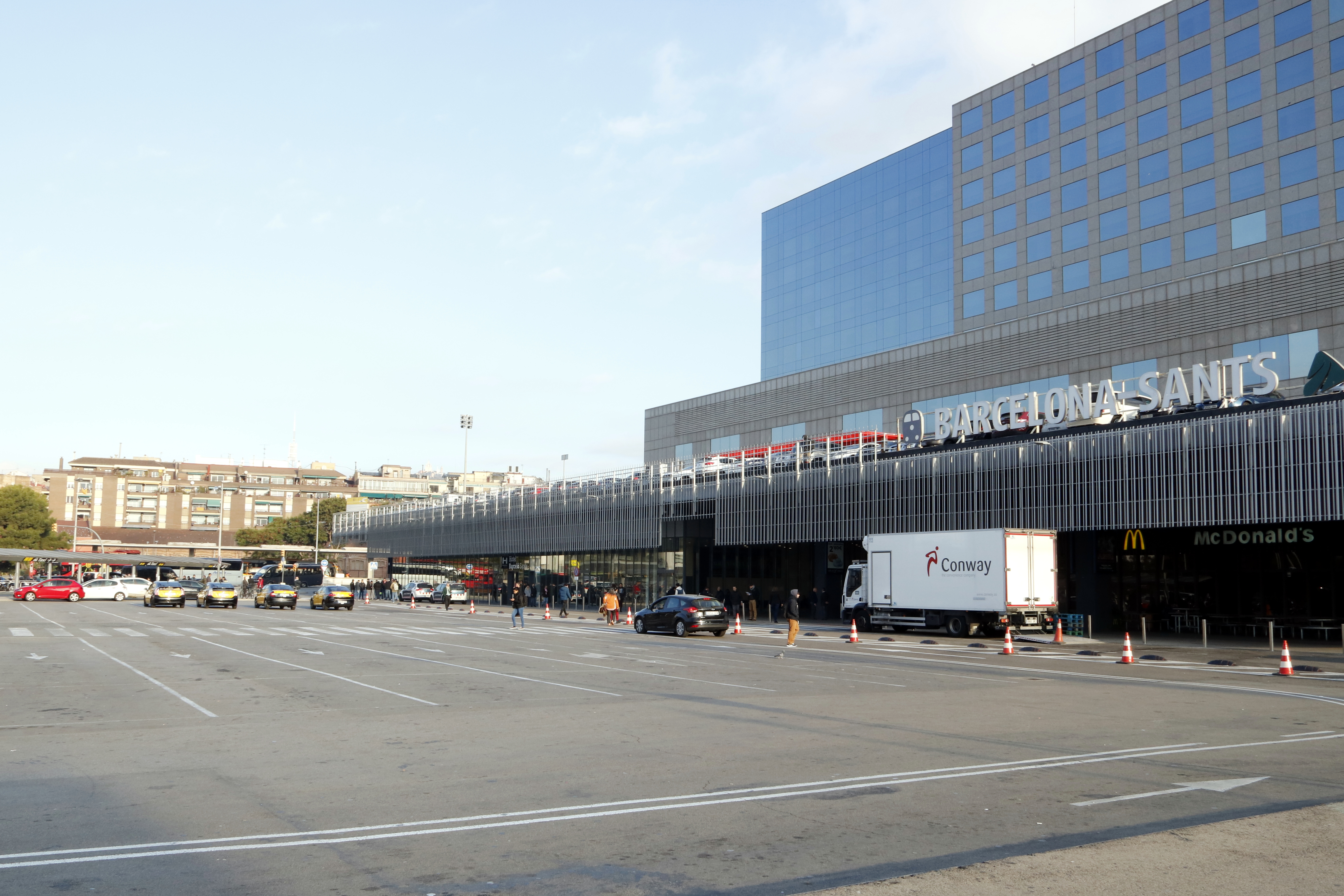 The taxi stand outside Barcelona’s Sants central train station (by Josep Ramon Torné)