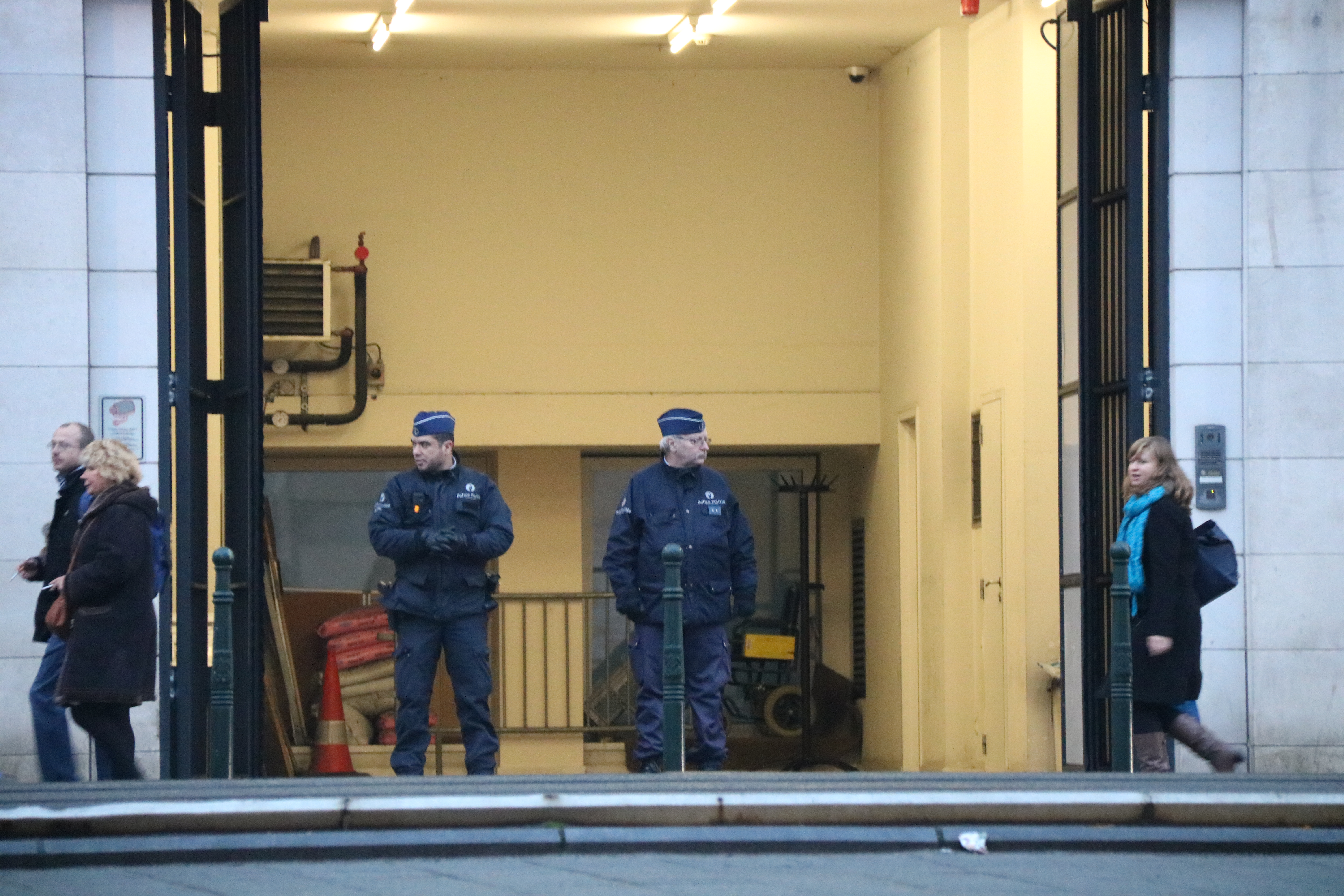 The Belgian police at the entrance to the building (by Nazaret Romero)