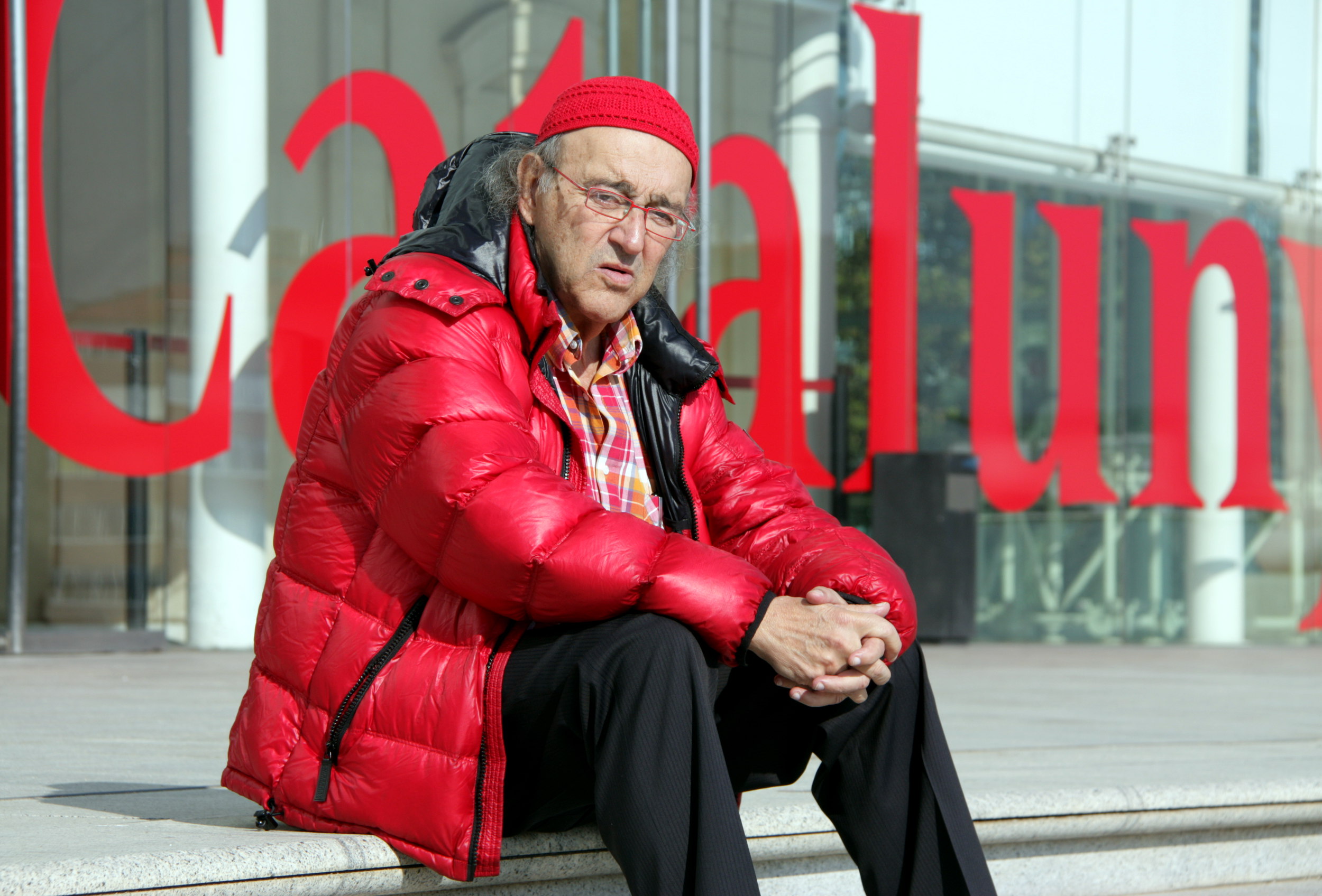 Carles Santos sitting outside the Teatre Nacional de Catalunya (by ACN)