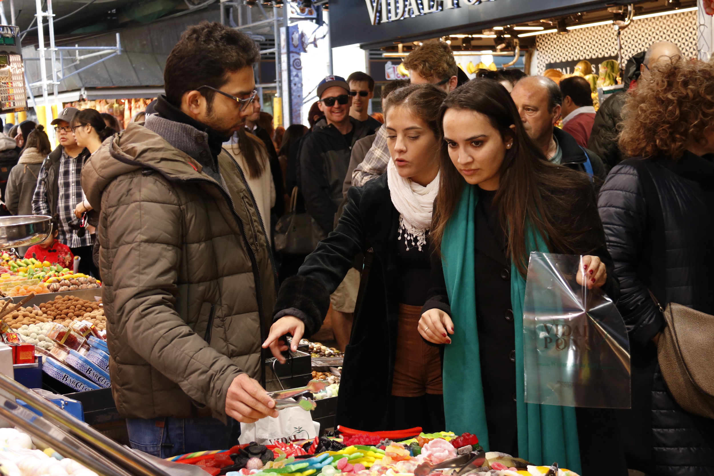 Tourists buying sweets at the Boqueria market in central Barcelona (by ACN)