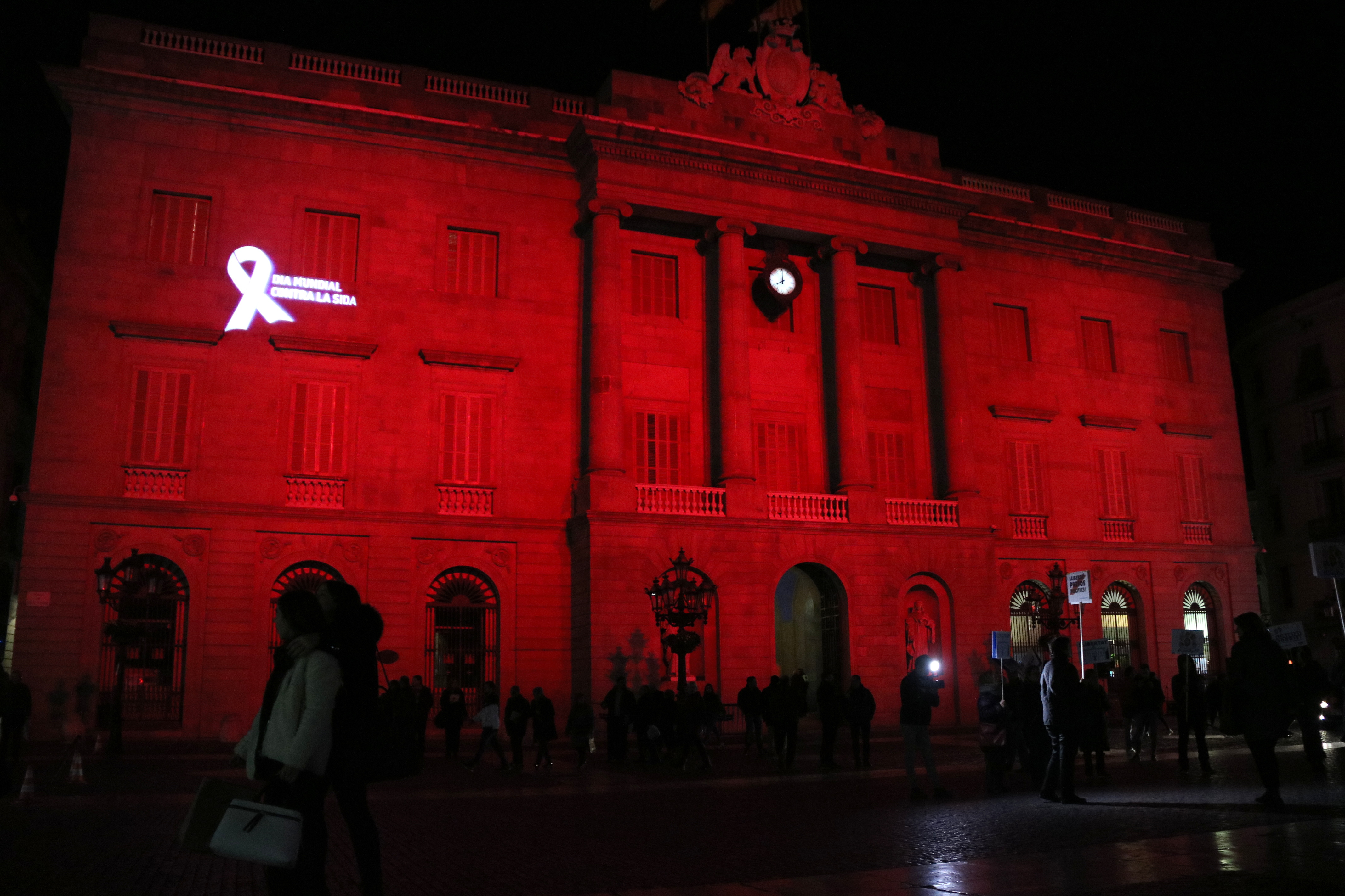 The façade of Barcelona City Council, illuminated red in commemoration of World AIDS Day (by ACN)