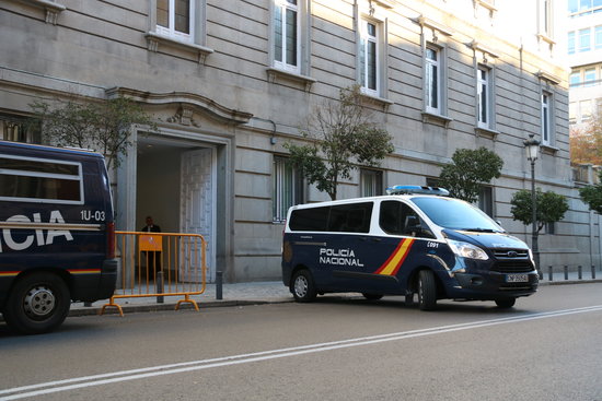 A police van outside the Spanish Supreme Court (by Xavier Alsinet)