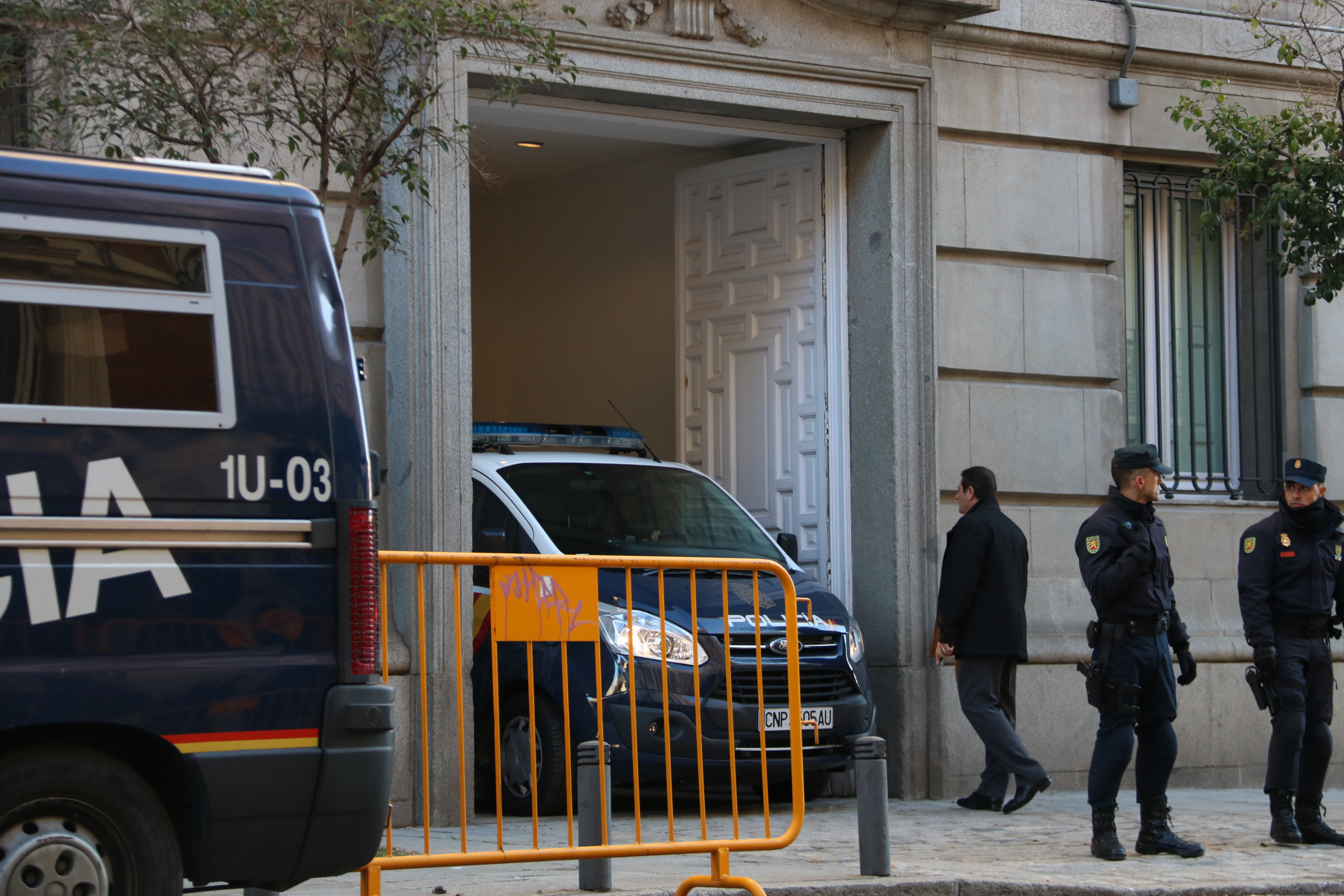 A Spanish police van arriving in the Supreme Court carrying some jailed pro-independence leaders (by Xavier Alsinet)