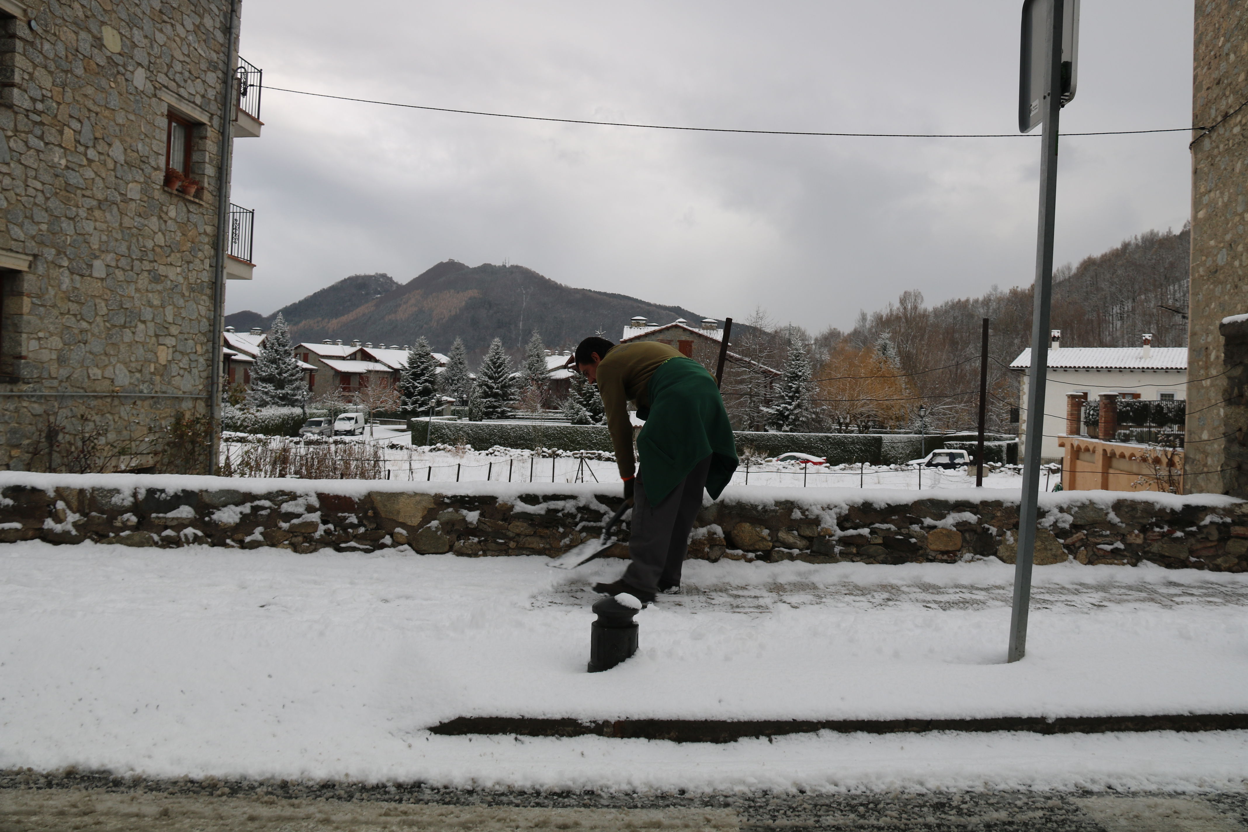 A resident of Llanars in northwestern Catalonia shovels snow (by ACN)