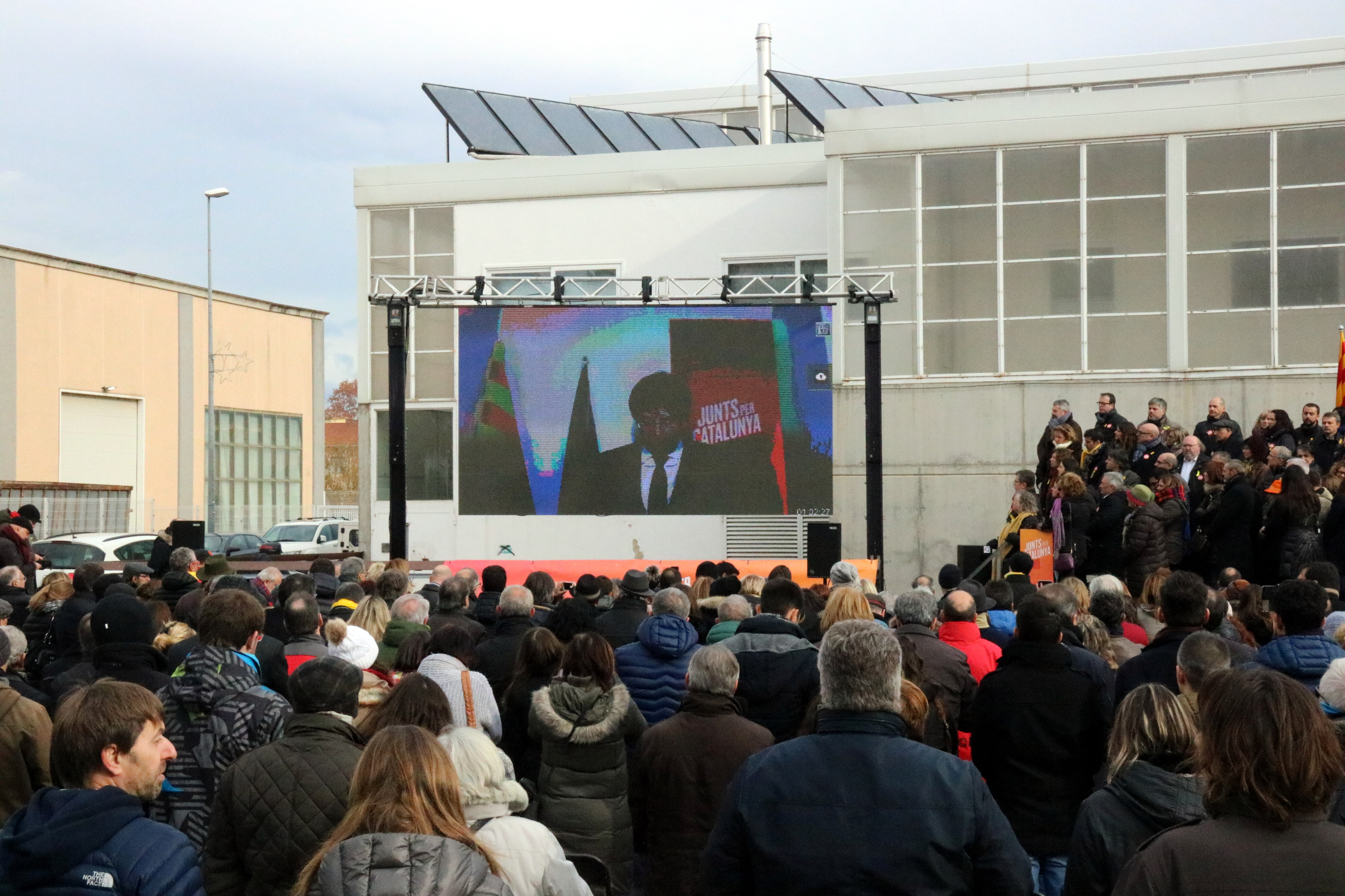 Carles Puigdemont addresses a group of people from a screen in a town in the north of Catalonia (by Gerard Vilà)