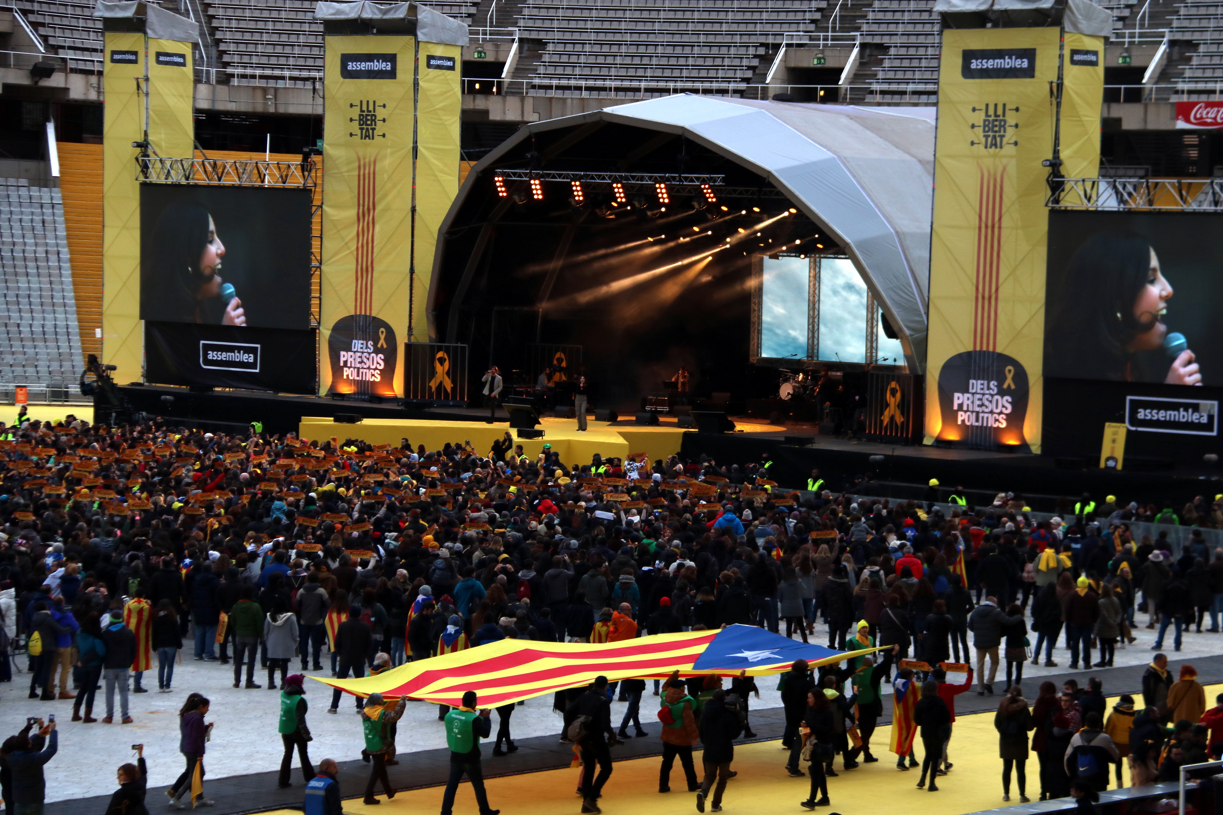 An estelada is seen during the ‘Concert for the Freedom of Political Prisoners’ on December 2 2017 (by Júlia Pérez)