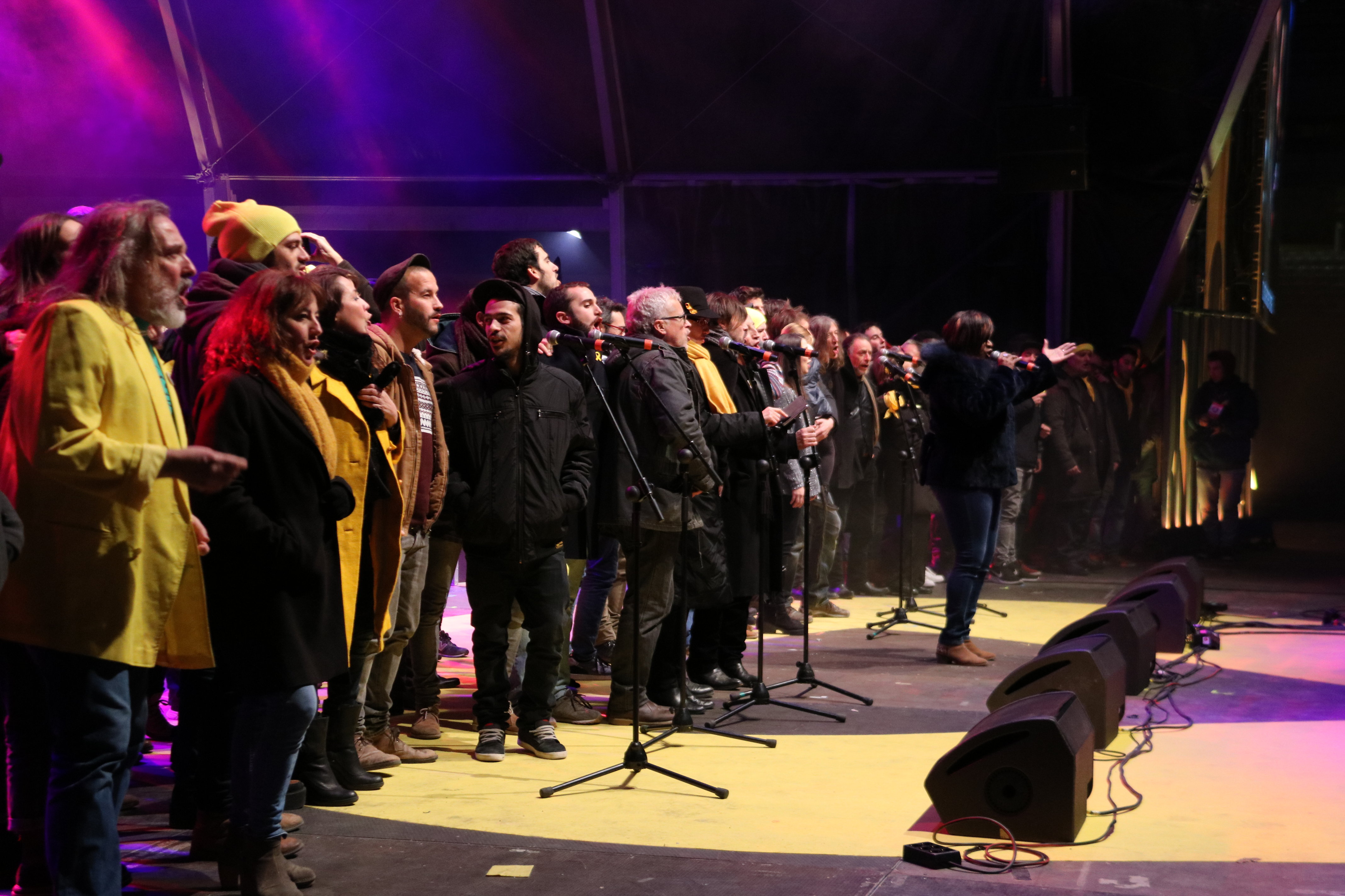 Performers on stage for the ‘Concert for the Freedom of Political Prisoners’ on December 1 2017 (by Júlia Pérez)