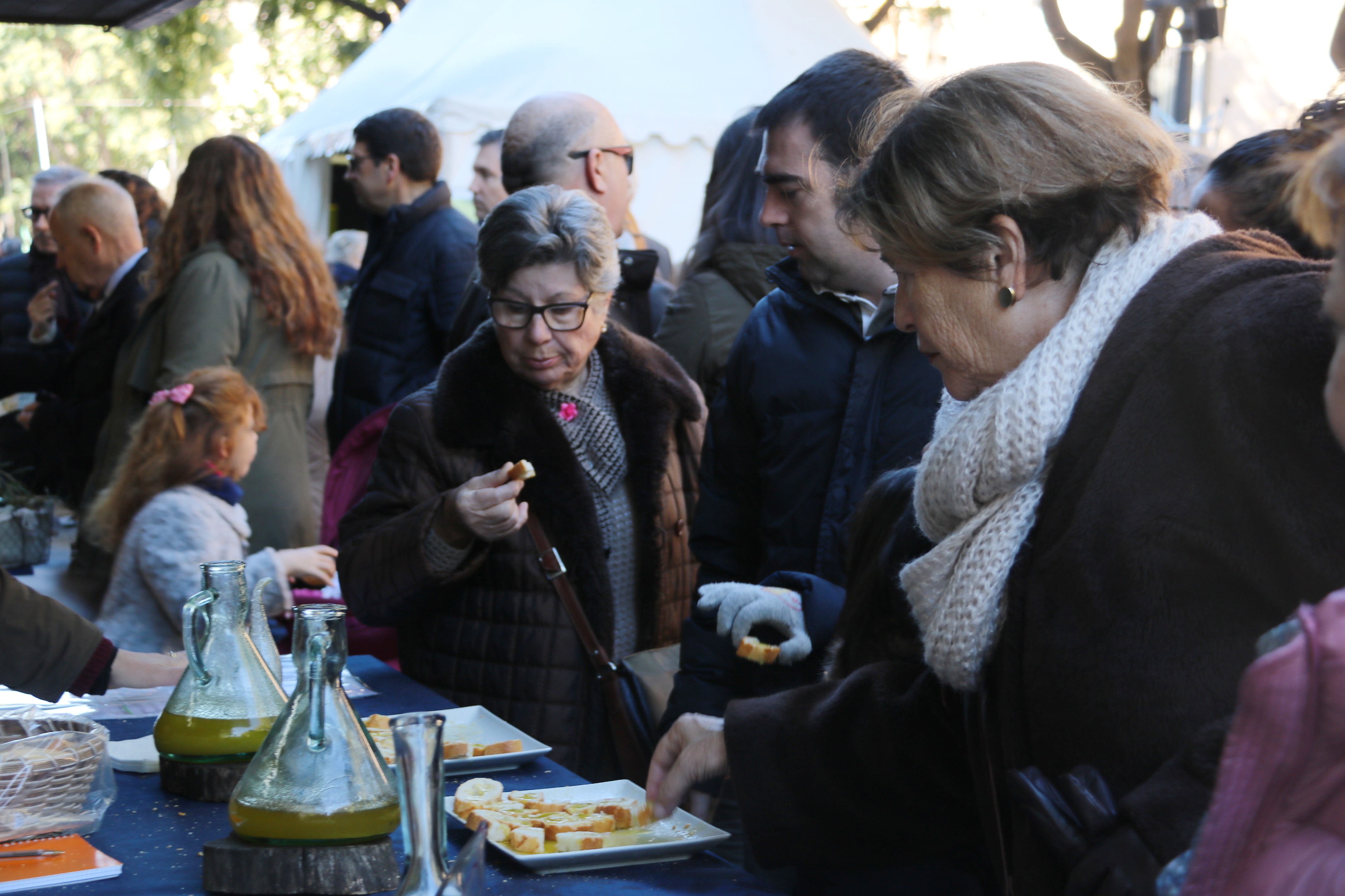 People tasting olive oil at the fair in Tarragona (by ACN)