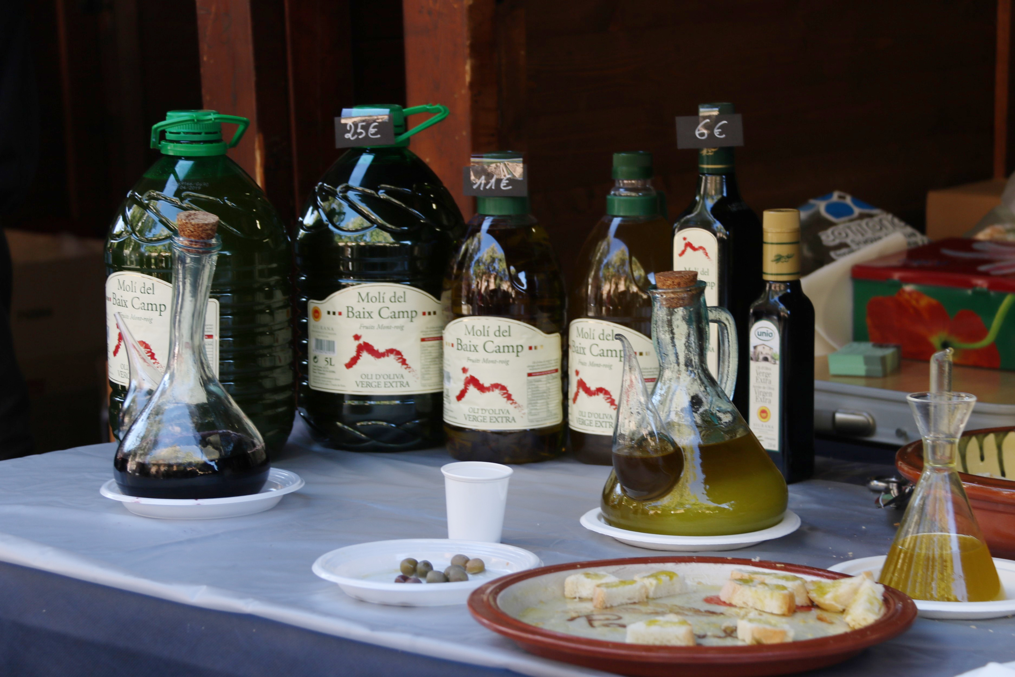 Products on display at the 17th Olive Oil Fair in Tarragona (by ACN)