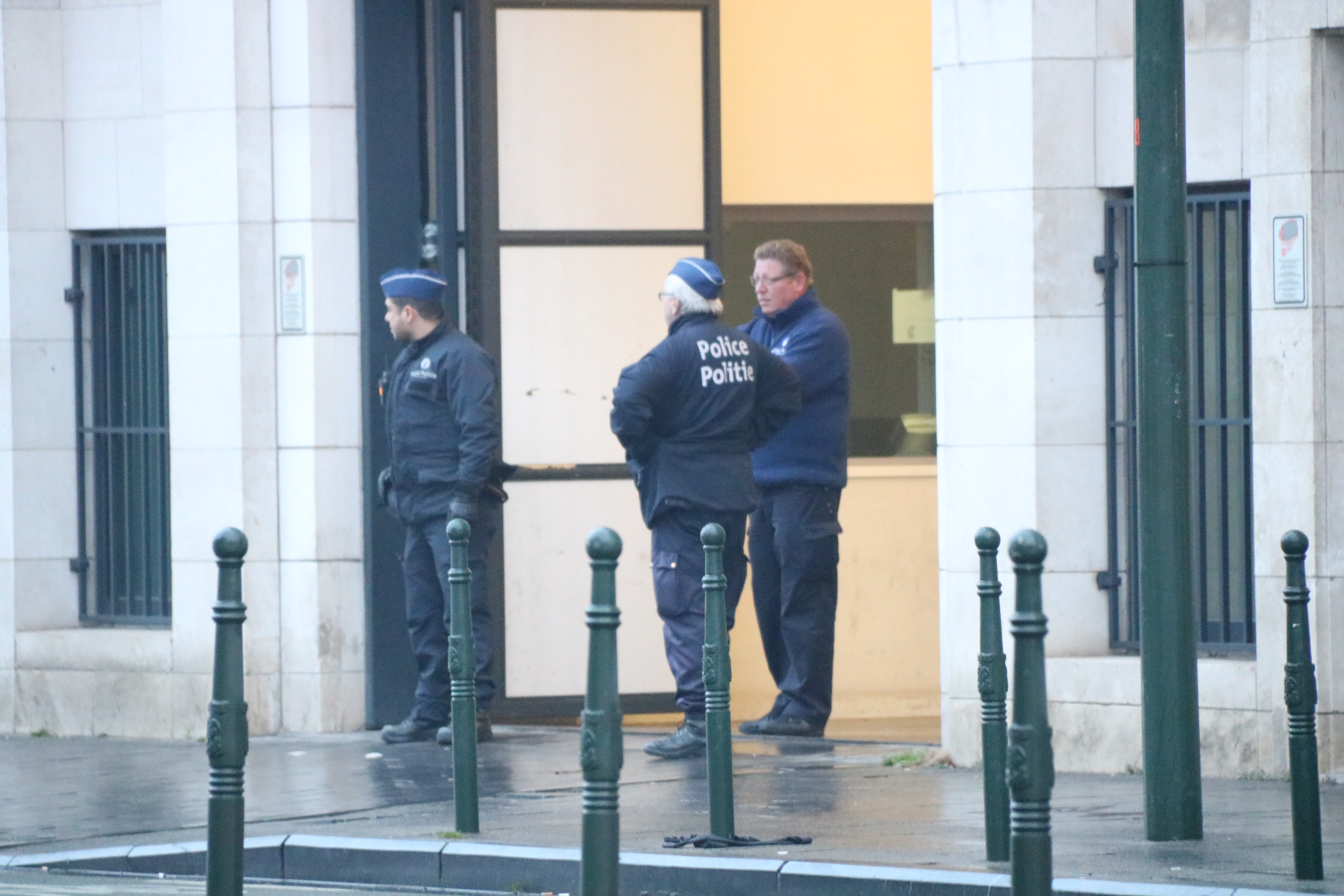 Some policemen outside the Belgian Palais de Justice, in Brussels (by Nazaret Romero)