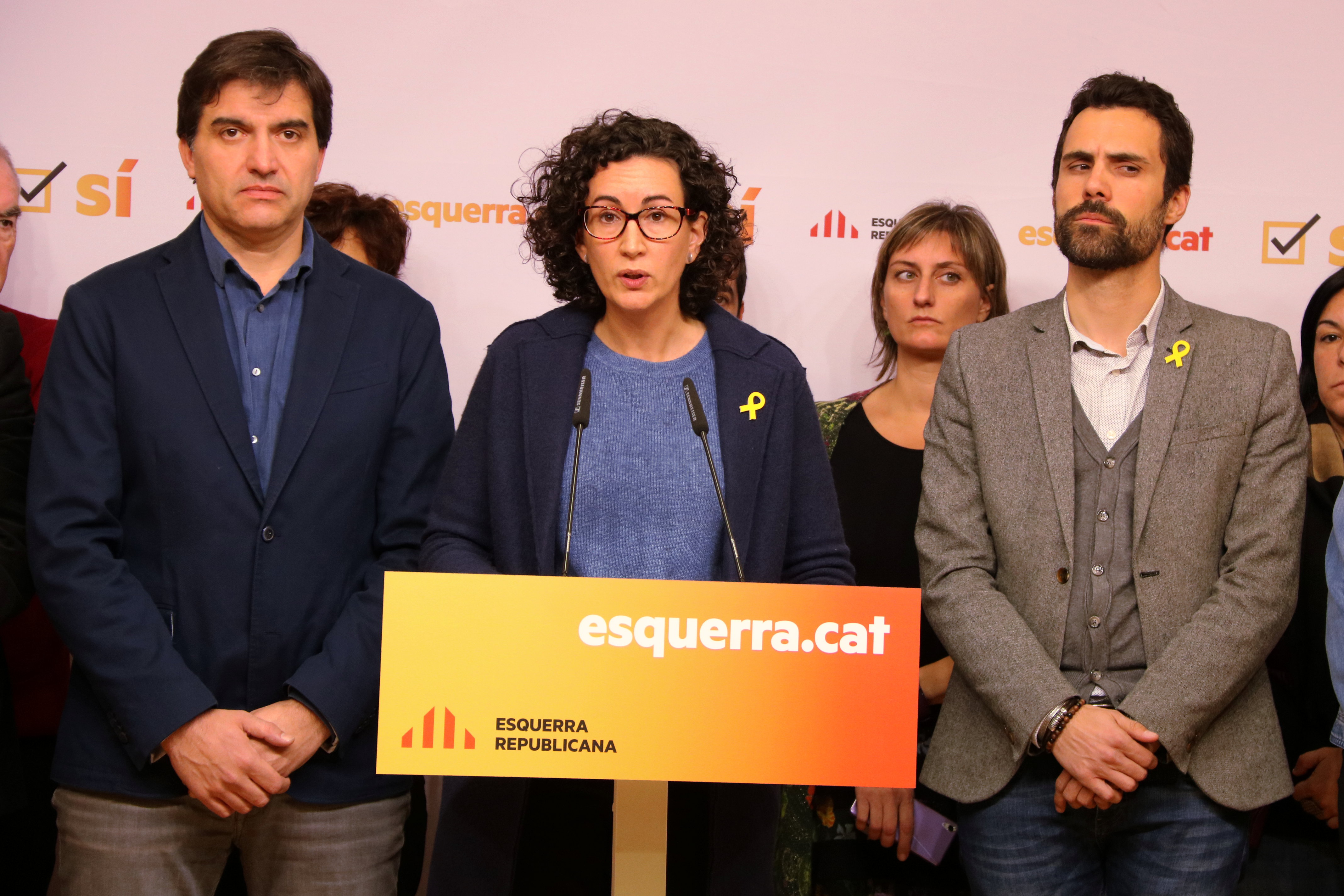 Marta Rovira, number 2 in the ERC ticket, flanked by two of the members of the pro-independence party (by ACN)