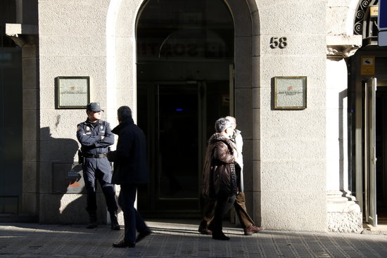 A police officer in front of the Statistical Institute of Catalonia (by Laura Fíguls)