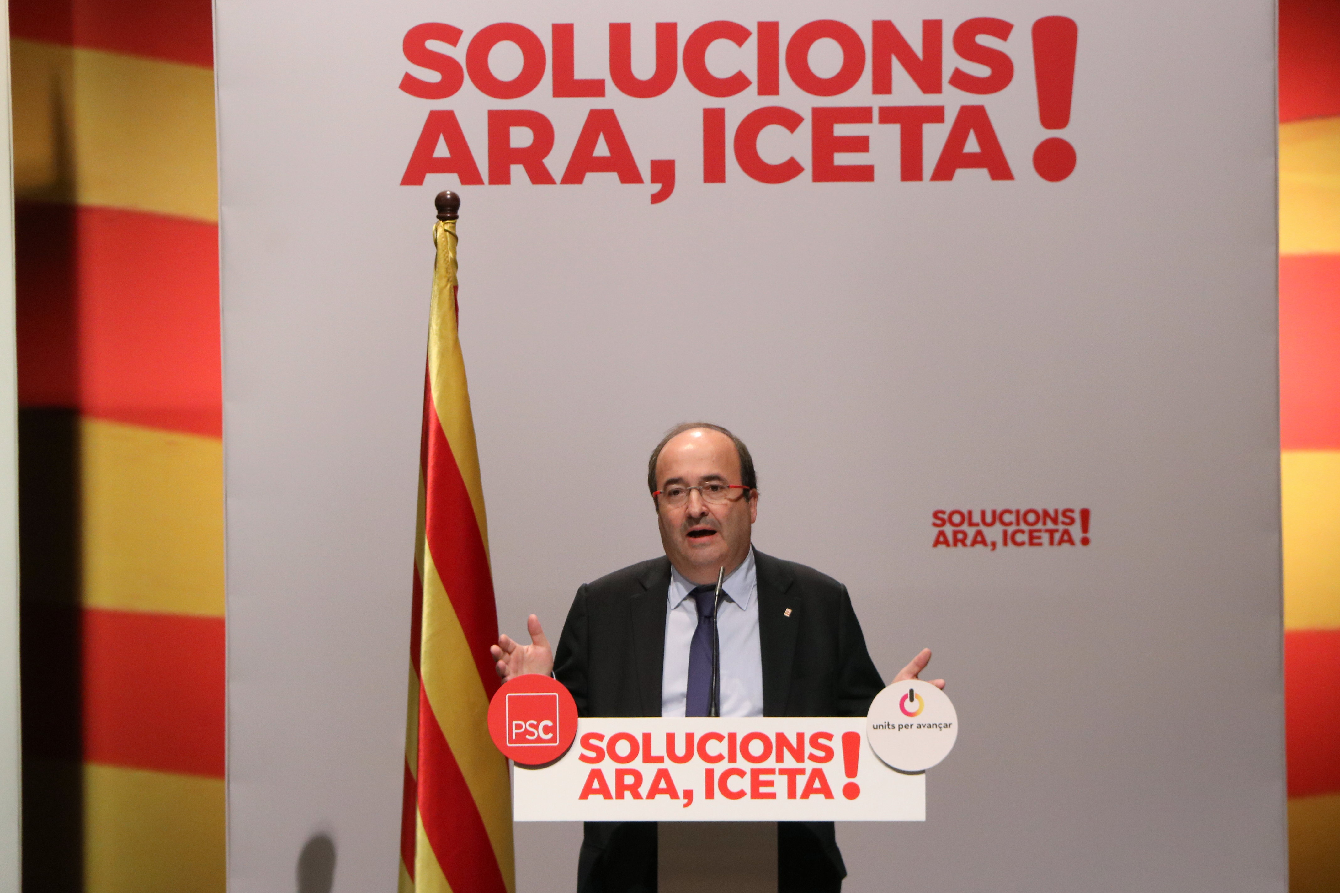 Miquel Iceta, leader of the Catalan Socialist Party, speaks at a campaign event on December 12 in Rubí (by Andrea Zamorano)