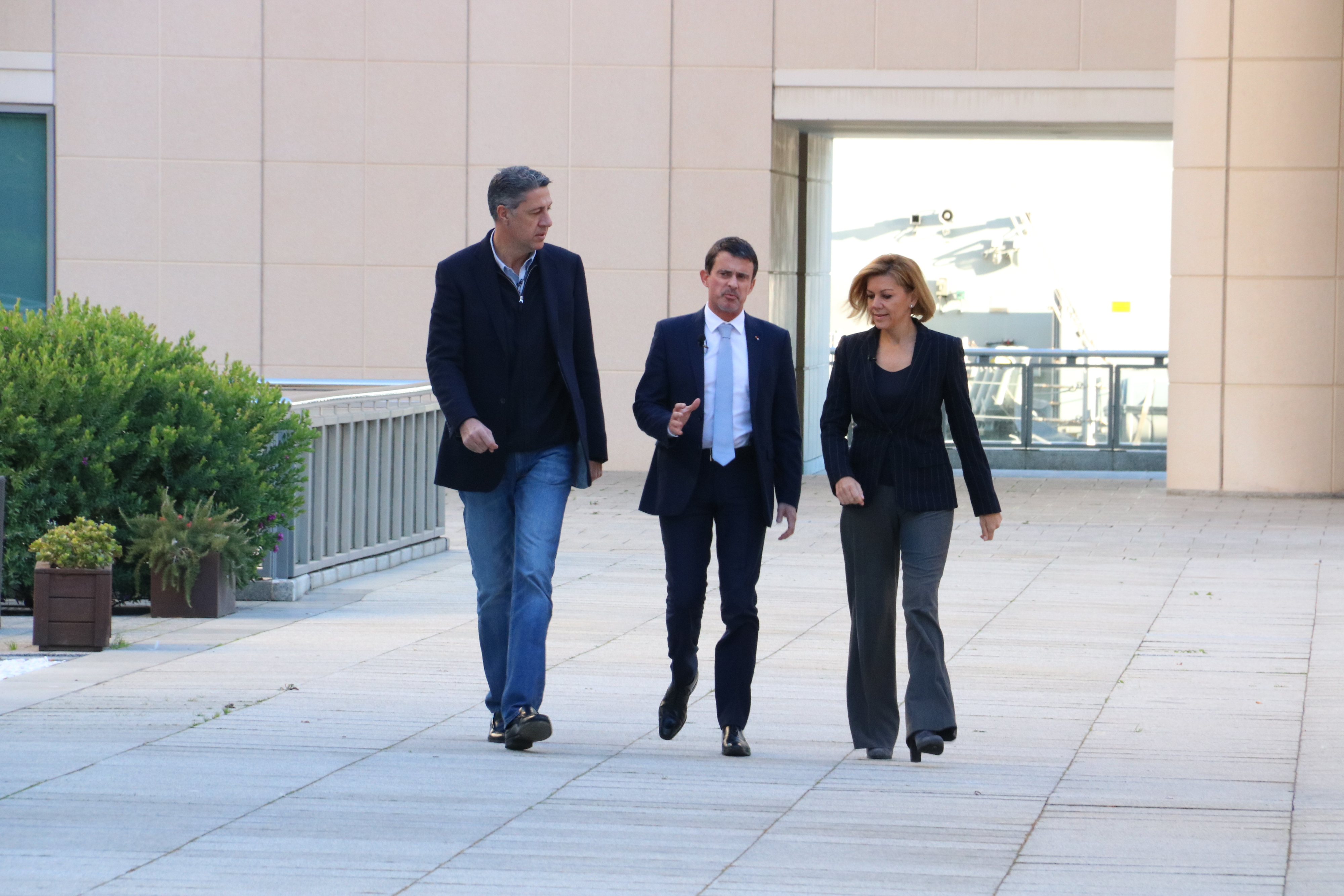 Former French prime minister Manuel Valls (centre) with PPC leader Xavier García Albiol and Spanish defence minister María Dolores de Cospedal (by ACN)
