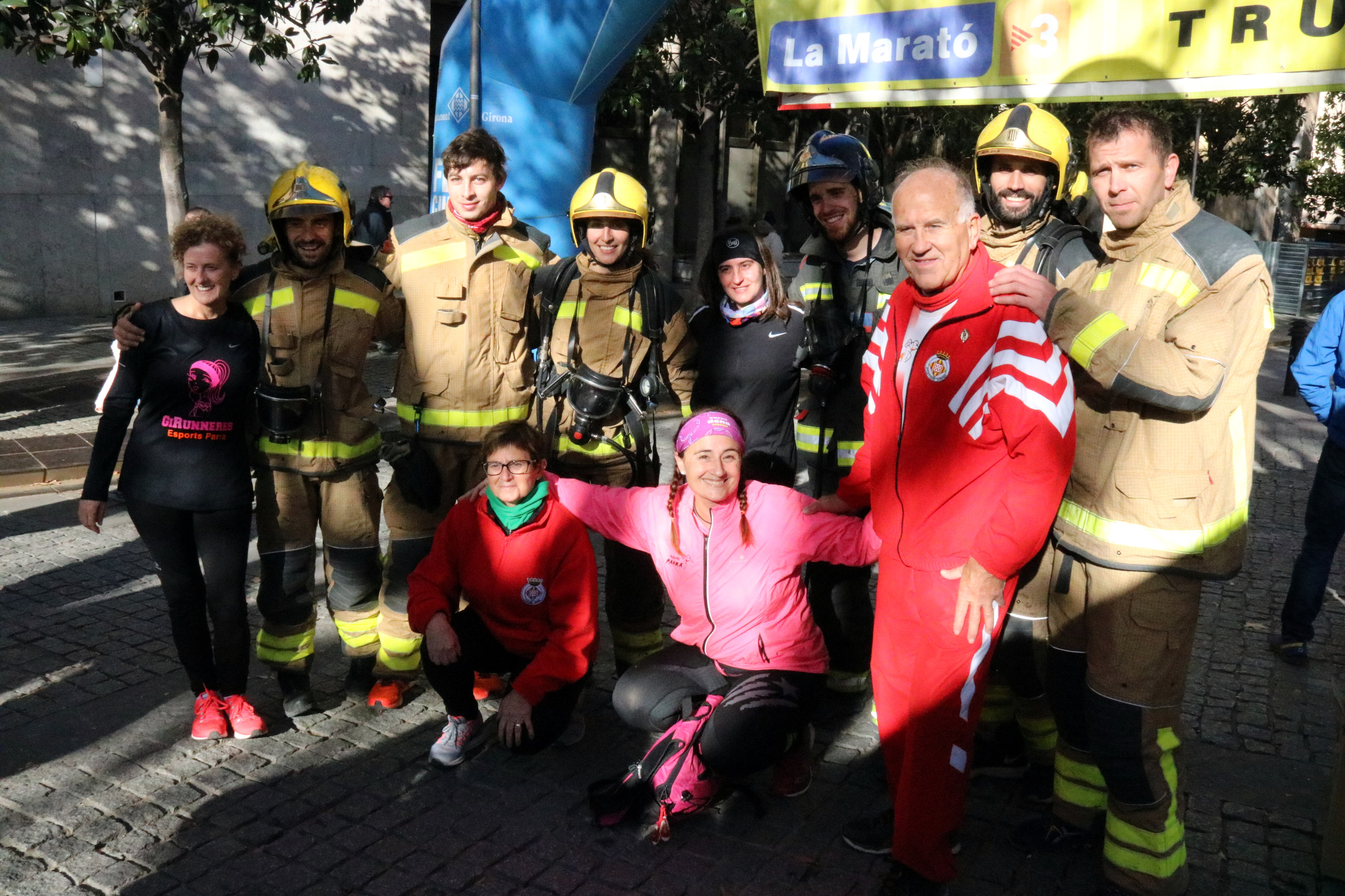 Runners and firefighters during the telethon marathon, one of the activities scheduled for Sunday December 17 2017 (by Gerard Vilà)