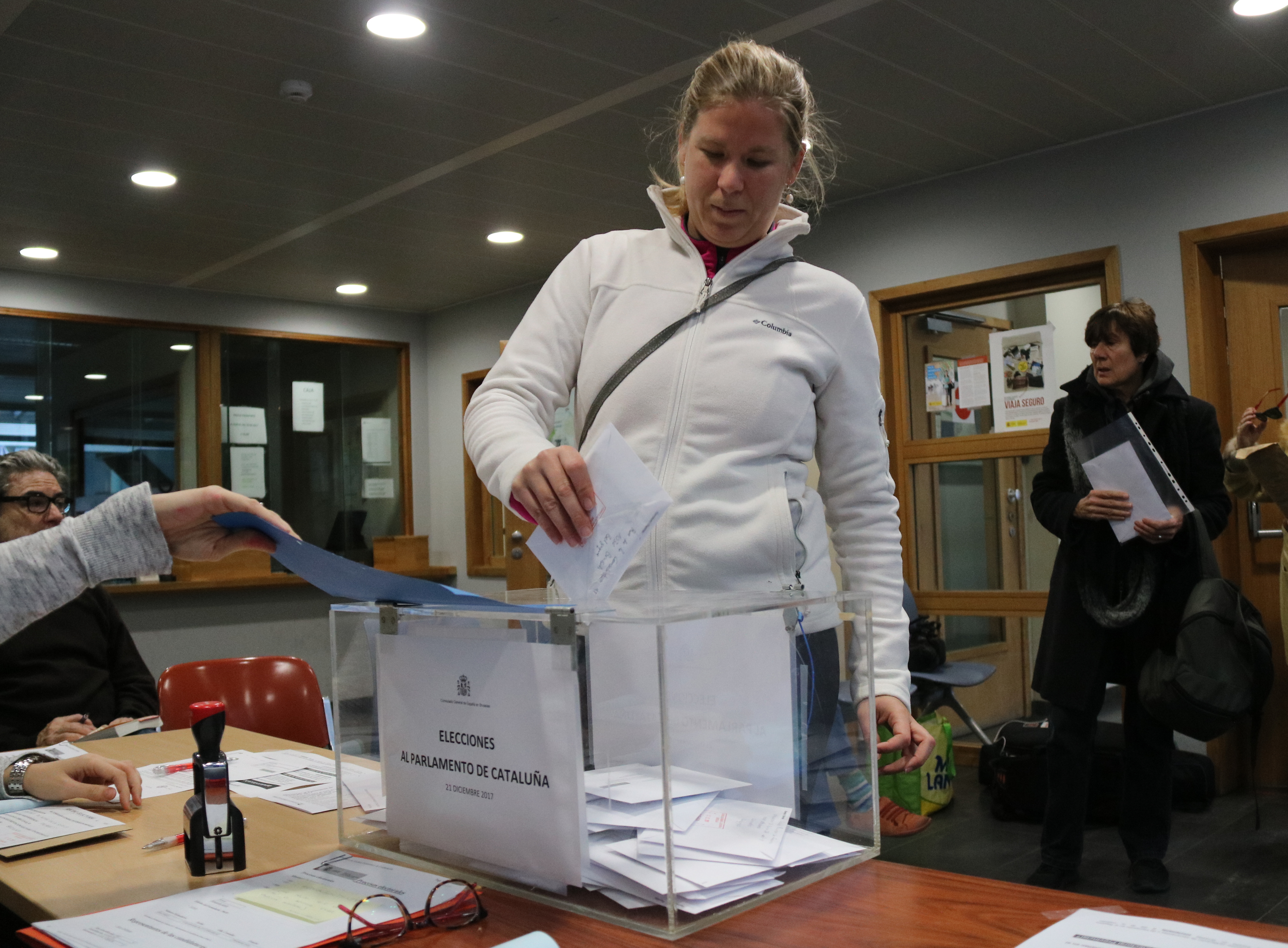 A Catalan living abroad casts her ballot on December 17 2017 in Brussels (by Blanca Blay)