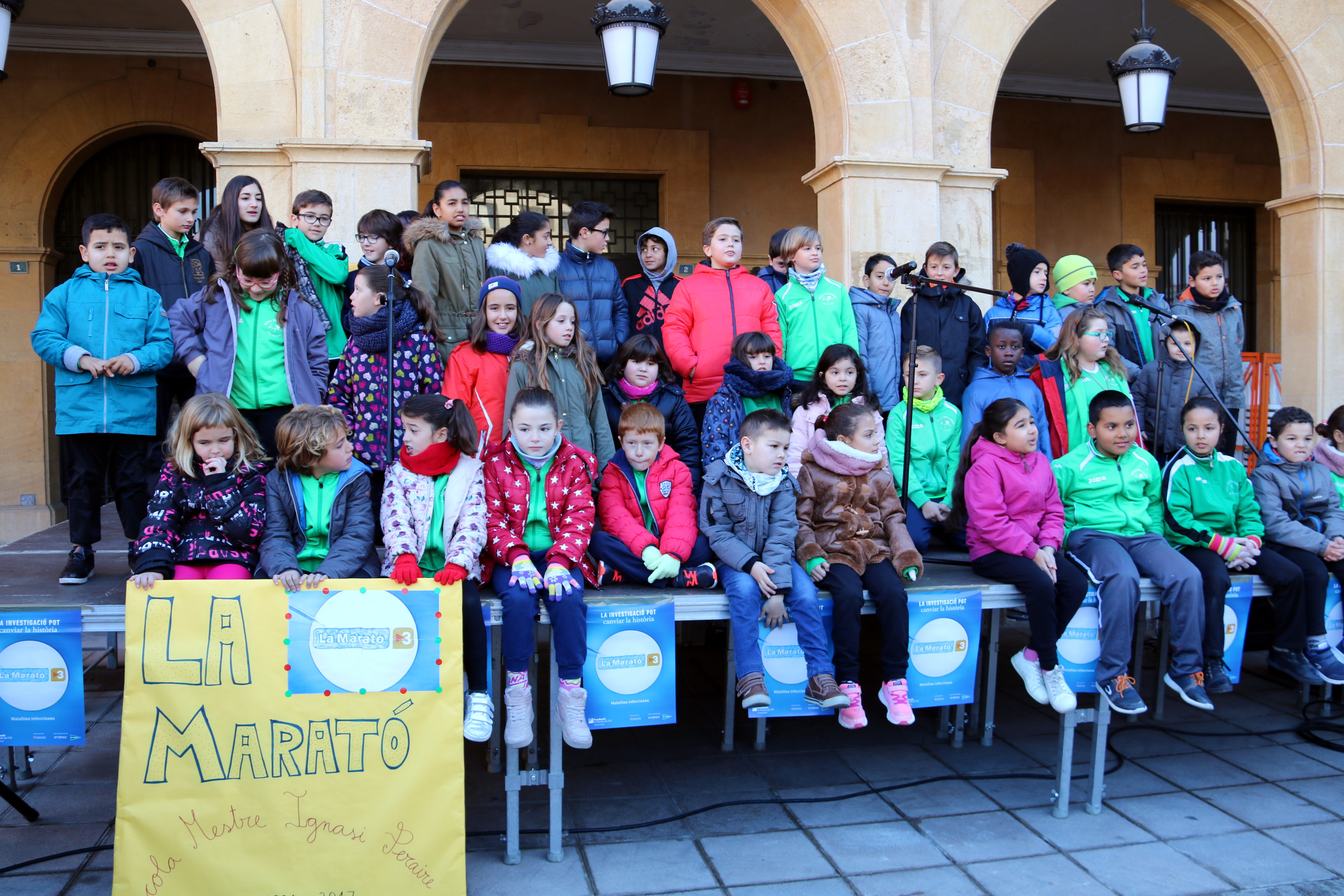 Some of the schoolchildren from Ignasi Peraire who sang for an activity during the 15-hour TV3 and Catalunya Ràdio telethon this Sunday December 17 (by Estela Busoms)