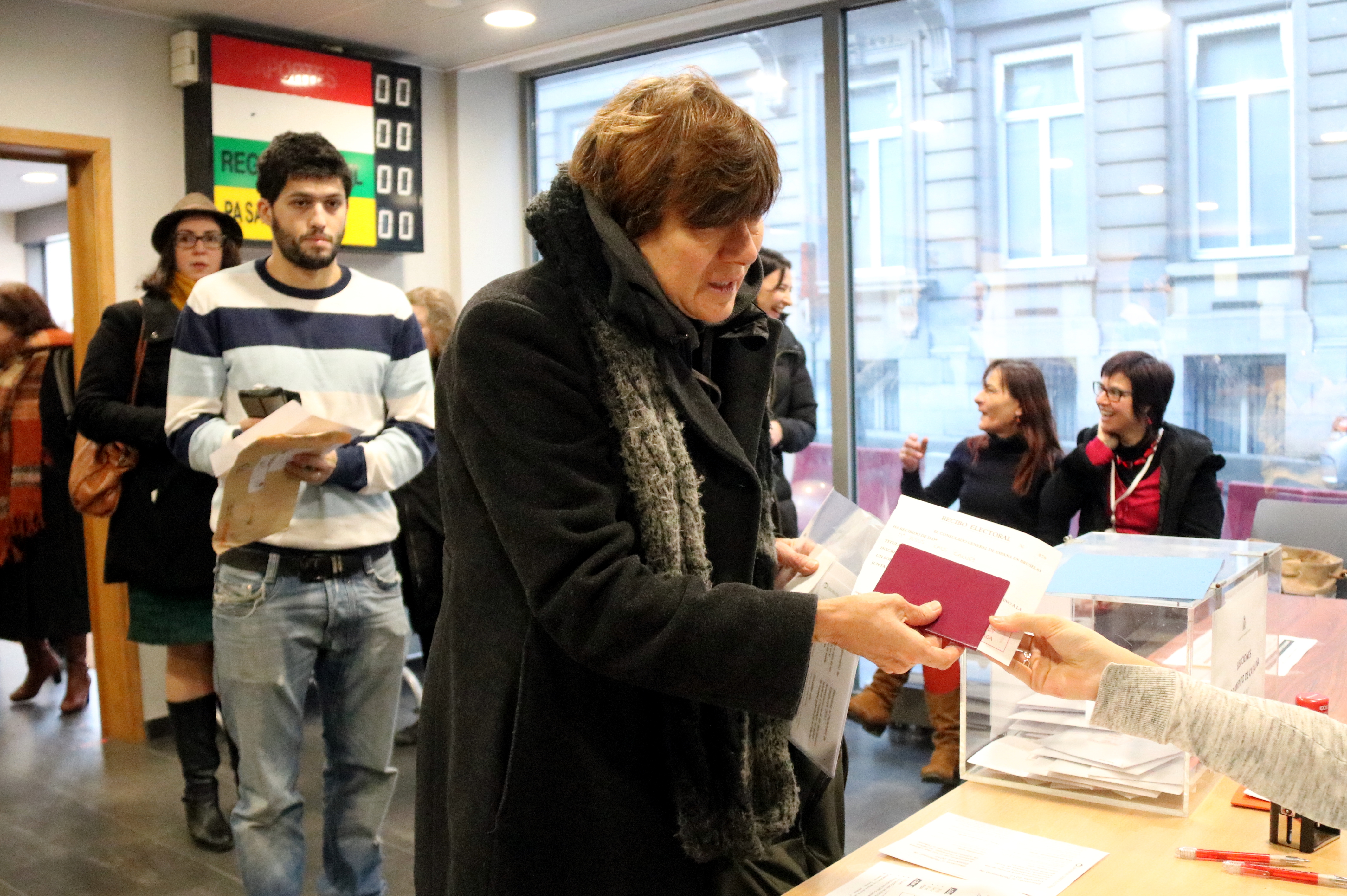 A woman collecting her documentation after voting in Brussels (by ACN)