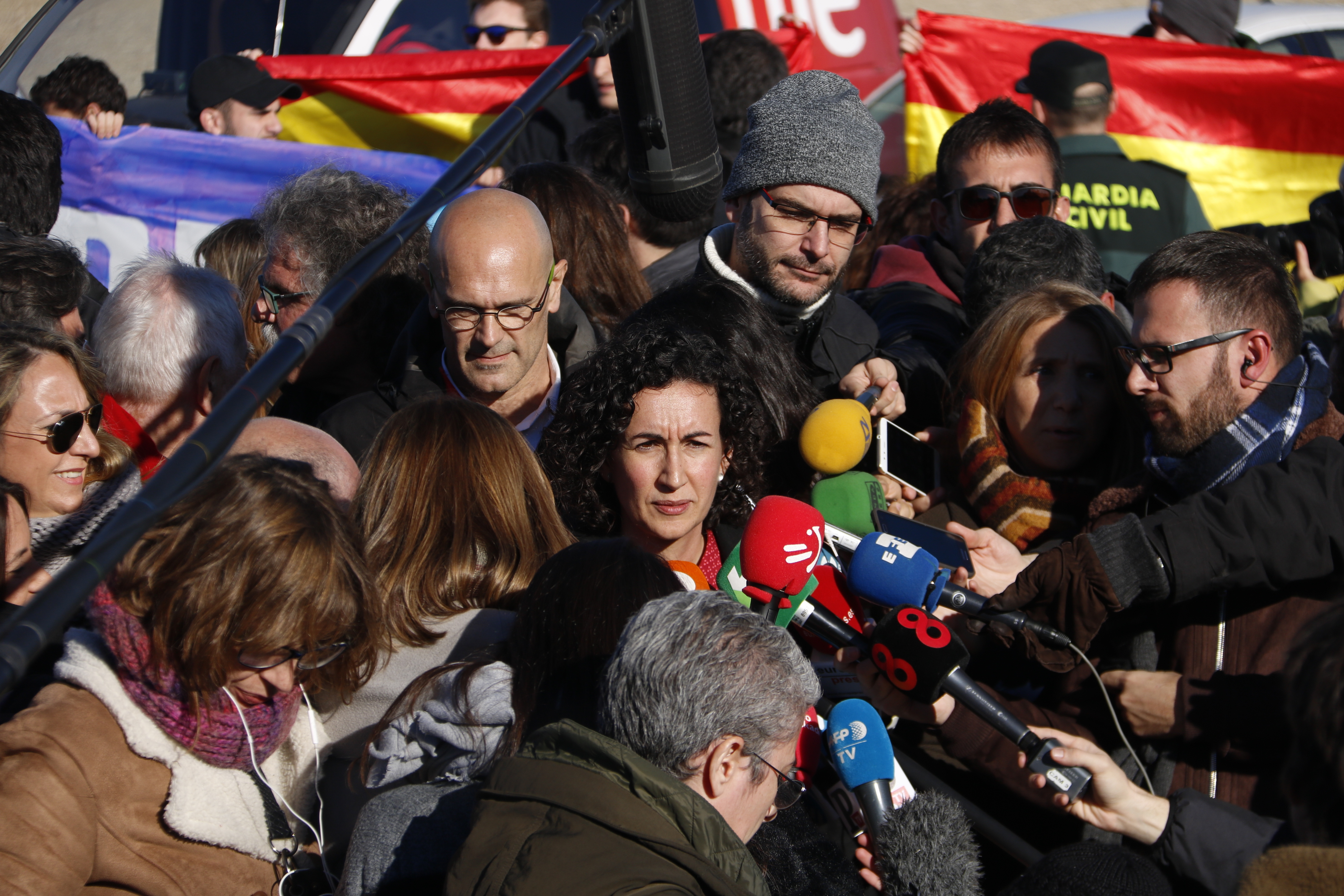 ERC number two candidate, Marta Rovira, giving statements to the press at the Estremera prison, while the far-right xenophobic Hogar Social Madrid group protests behind her (by Rafa Garrido)