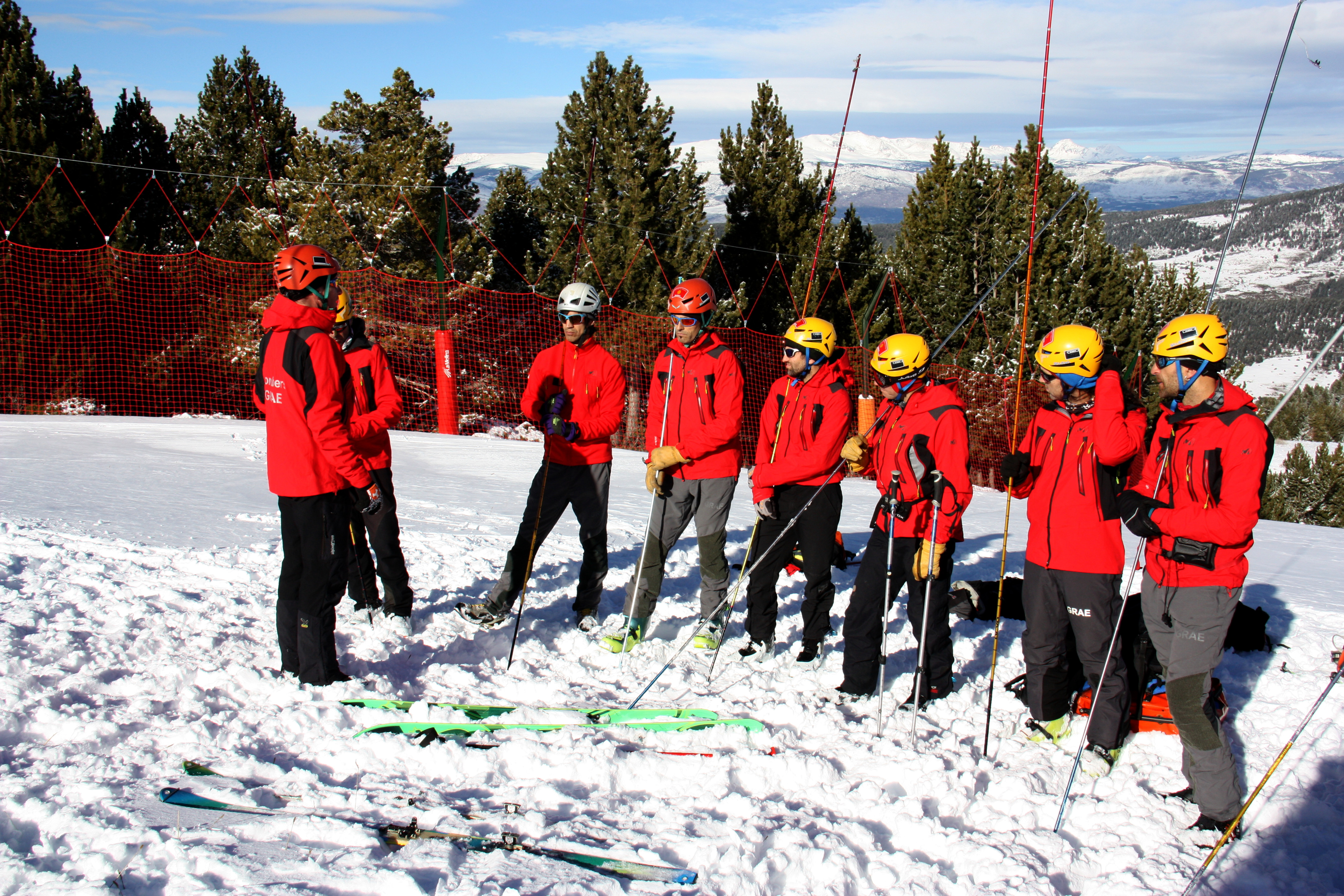 Firefighters getting ready to train for avalanche rescue (by ACN)