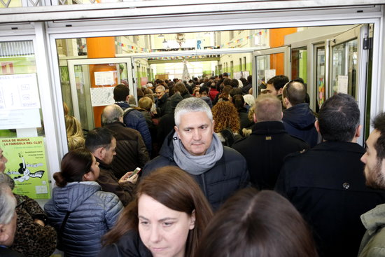 Long queues at La Farigola school in Barcelona, one of the 2,600 polling stations open today