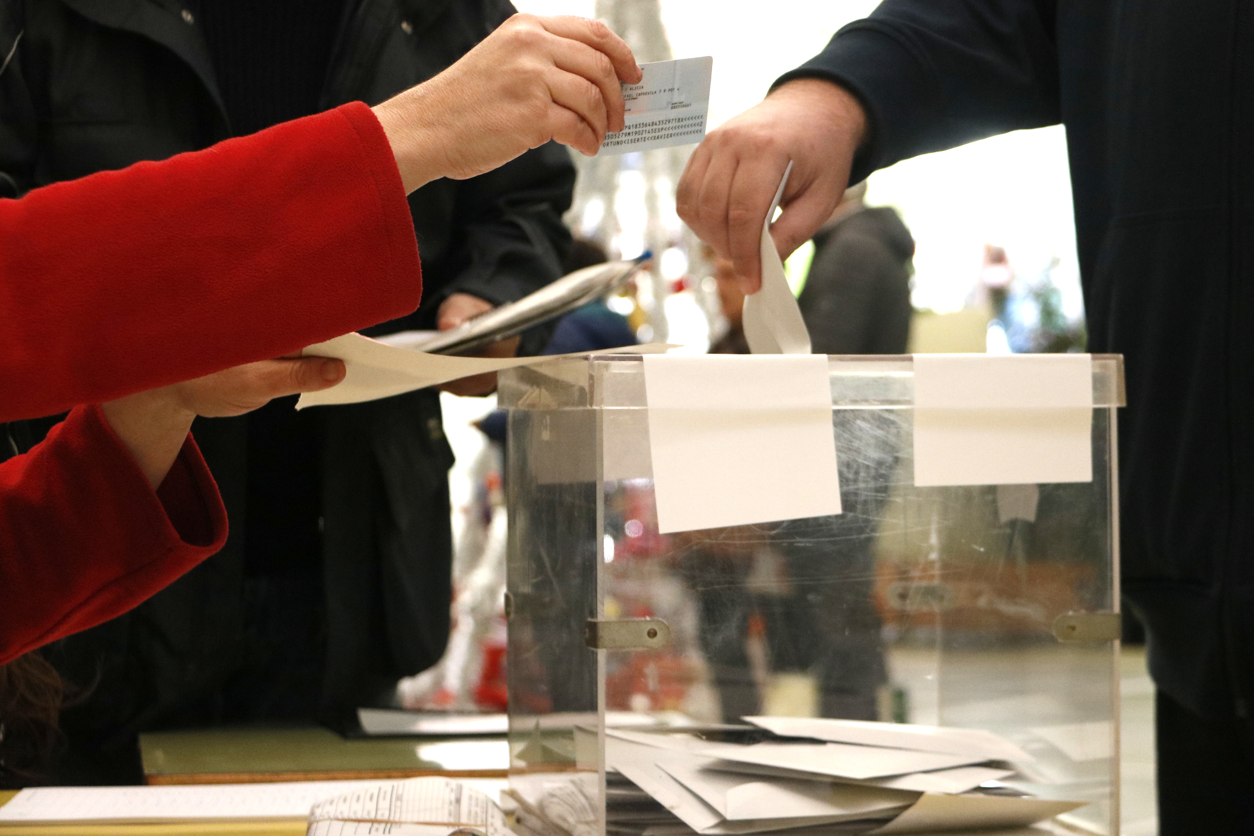 A man votes at Farigola polling station in Barcelona for the December 21 elections in 2017 (by Rafa Garrido)
