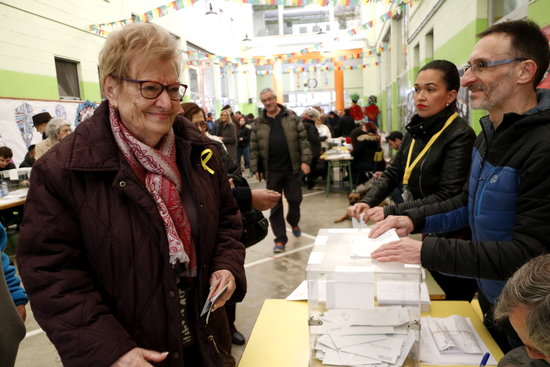 A voter on December 21 wearing a yellow ribbon in support of imprisoned Catalan leaders (by ACN)