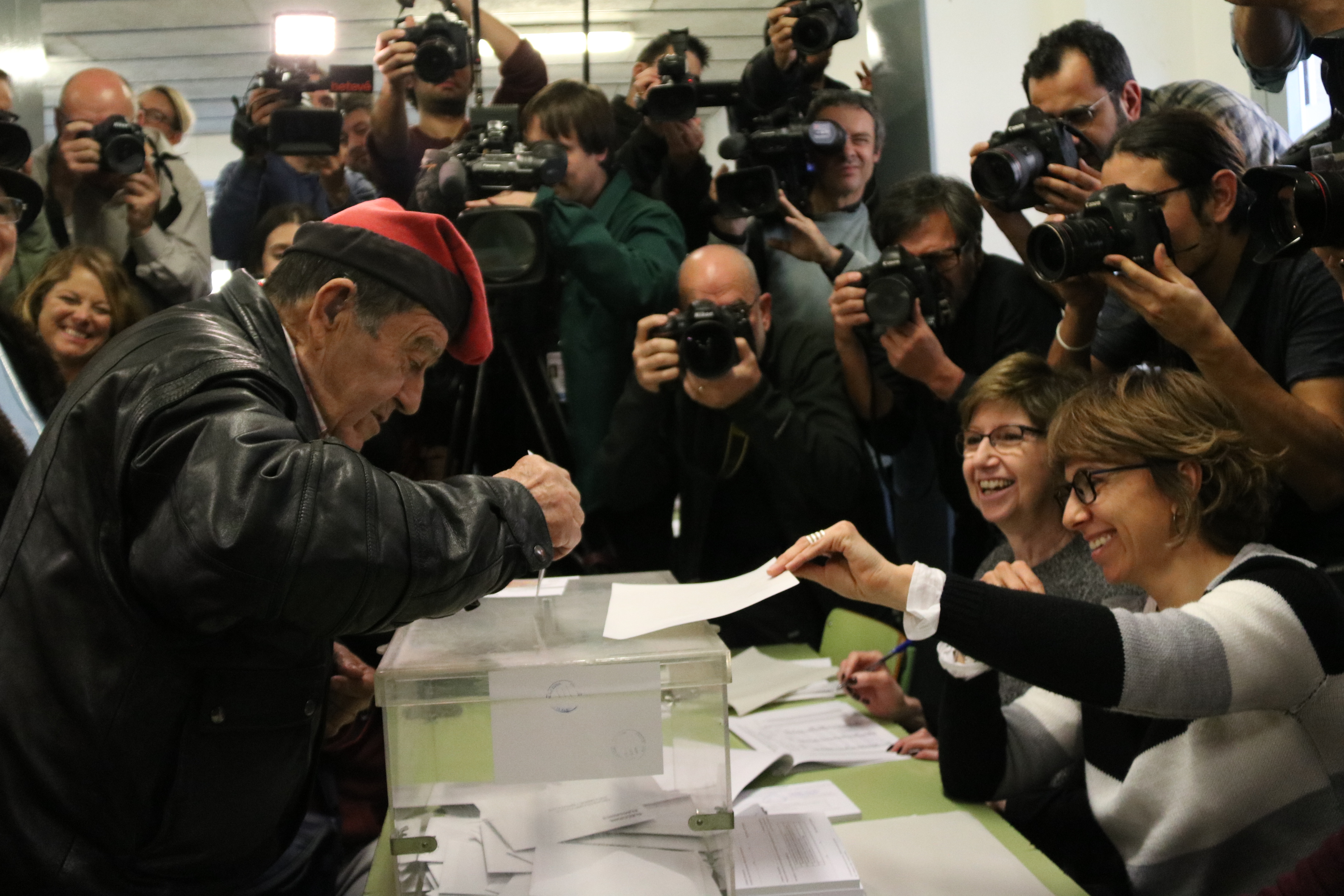 A man voting on December 21 (by ACN)
