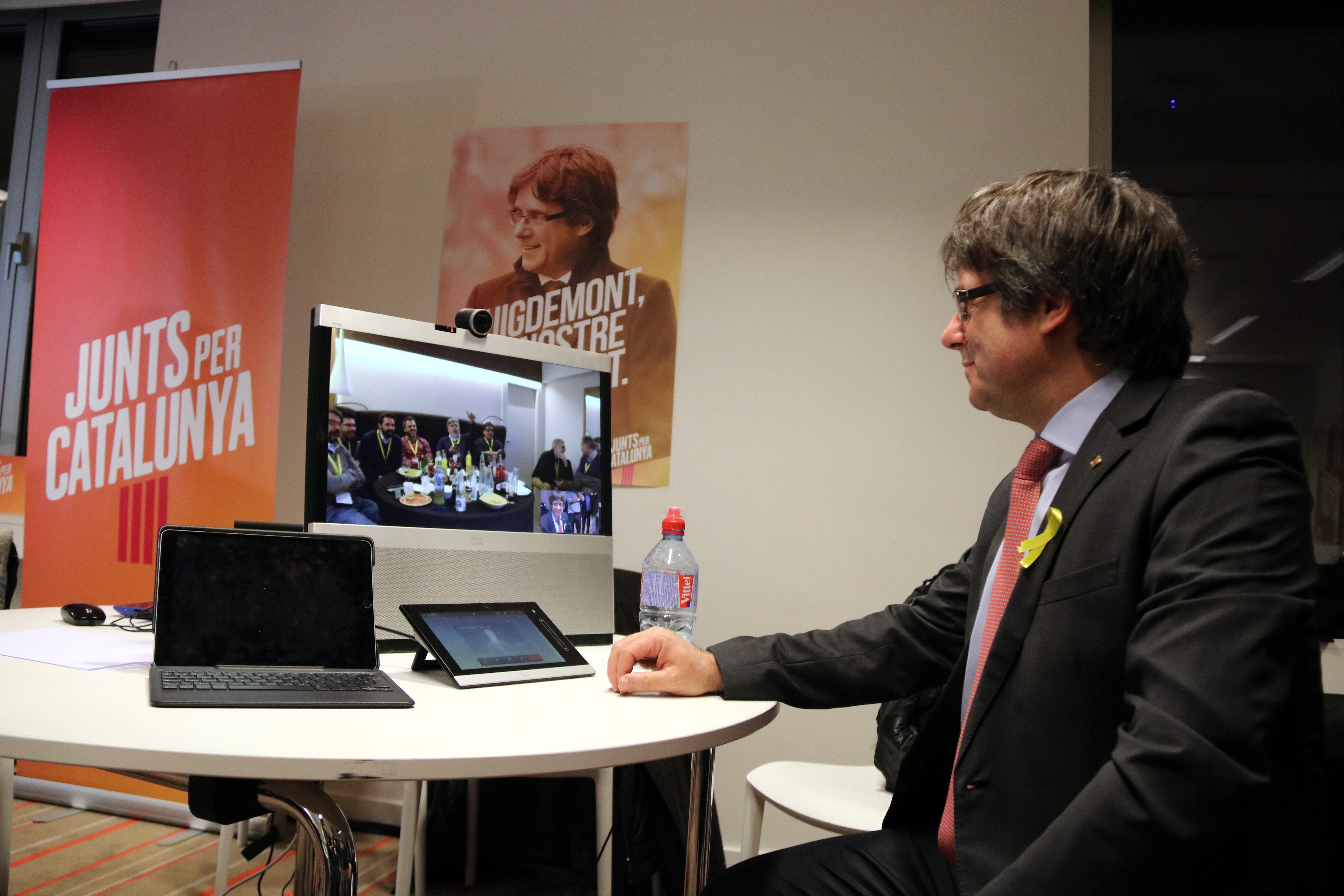 Deposed Catalan president Carles Puigdemont following the count from Brussels (by José Soler)