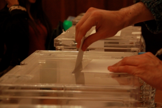 A person casting a vote in the past Catalan election, in 2015 (by ACN)