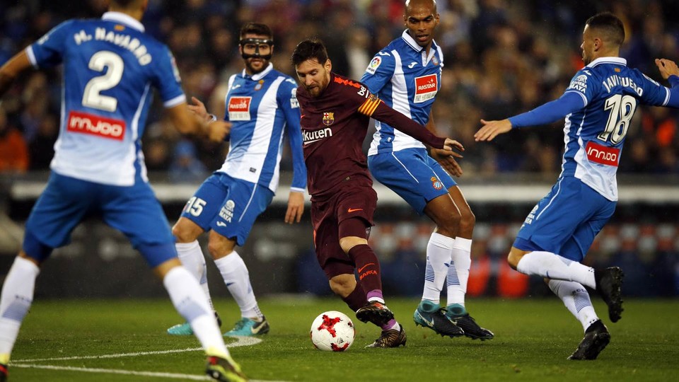 Lionel Messi in action at the RCDE Stadium (by Miguel Ruiz, FCB)