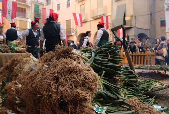 A live demonstration on how to grill 'calçots' (by Sílvia Jardí)