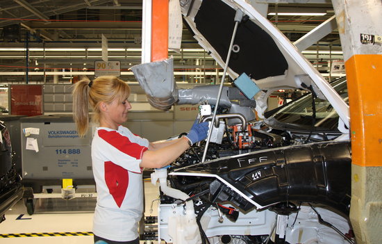 A Seat production line worker on April 19, 2017 (by Àlex Recolons)