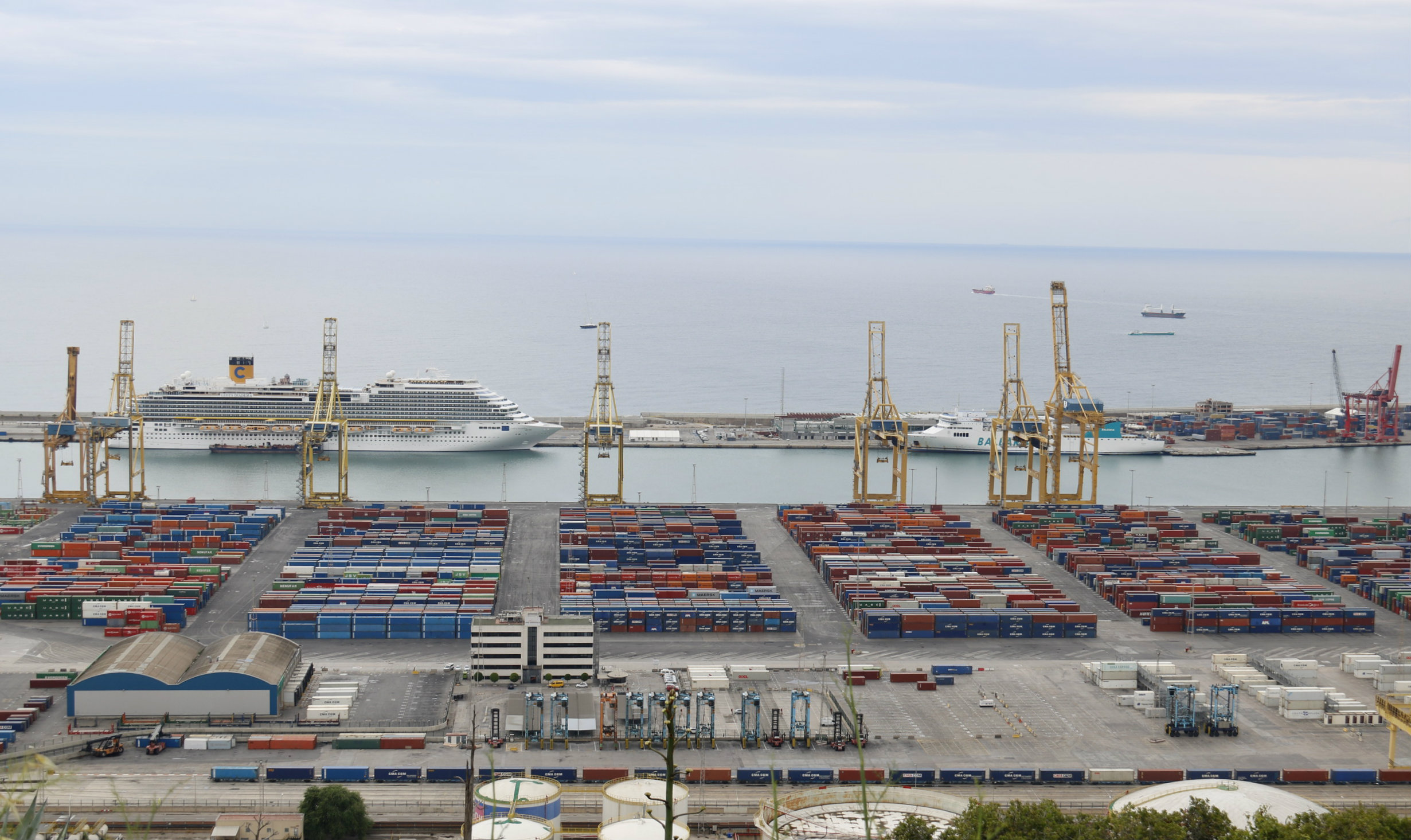 Containers and cranes at the Port of Barcelona (by ACN)
