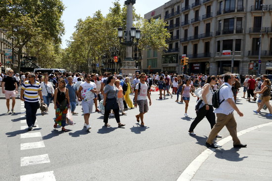 Citizens and tourists in Plaça Catalunya, in Barcelona (by Josep Ramon Torné)